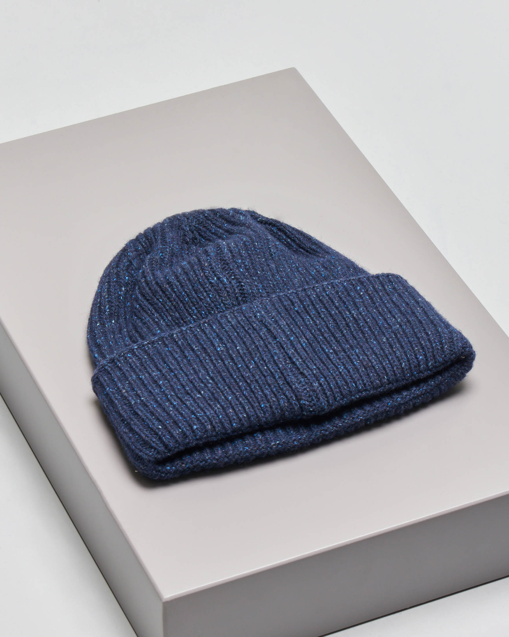 Berretto Colmar Originals blu con risvolto in misto lana e seta con effetto bottonato