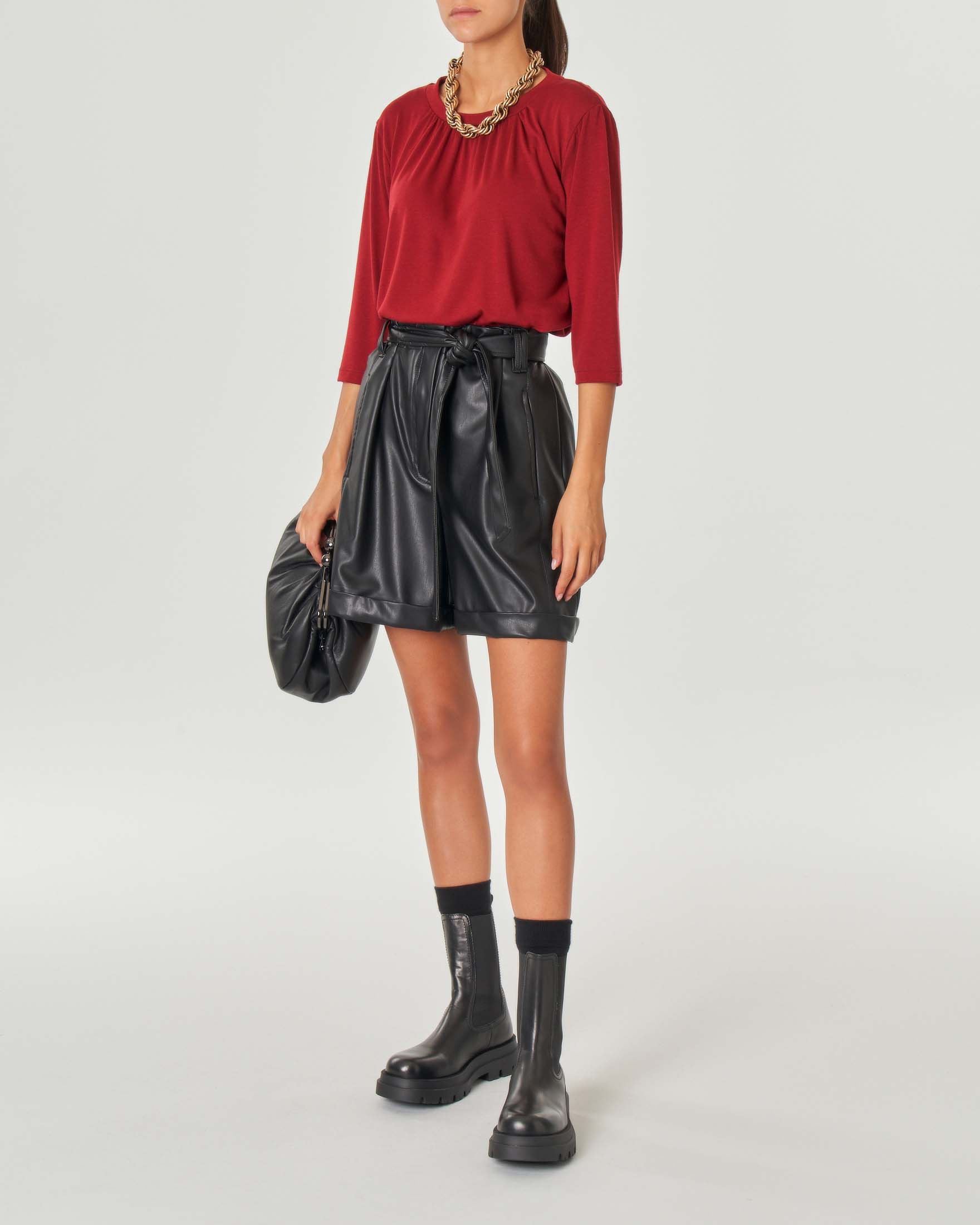 T-shirt bordeaux in misto viscosa stretch con arricciatura sullo scollo e maniche tre quarti