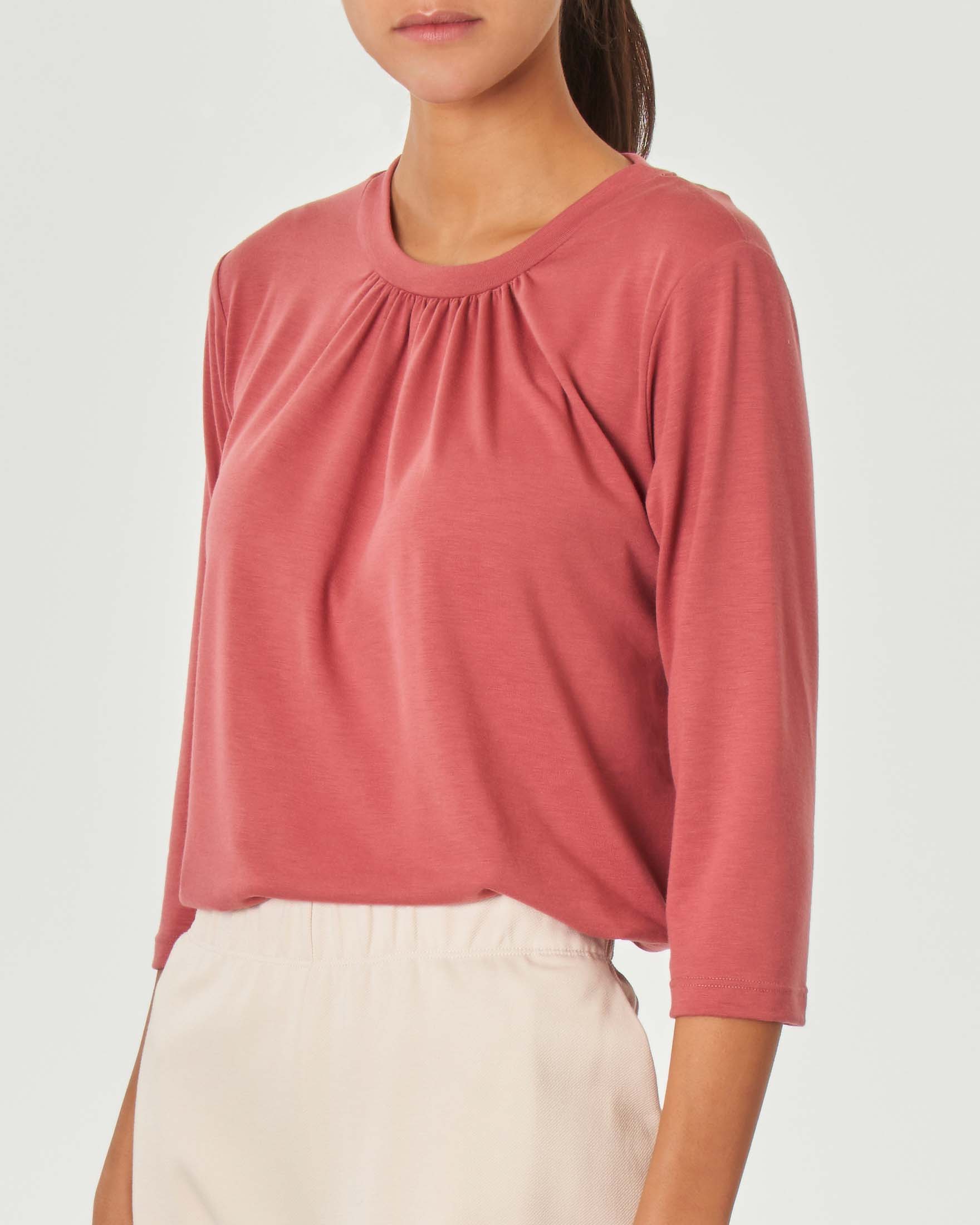 T-shirt color malva in misto viscosa stretch con arricciatura sullo scollo e maniche tre quarti