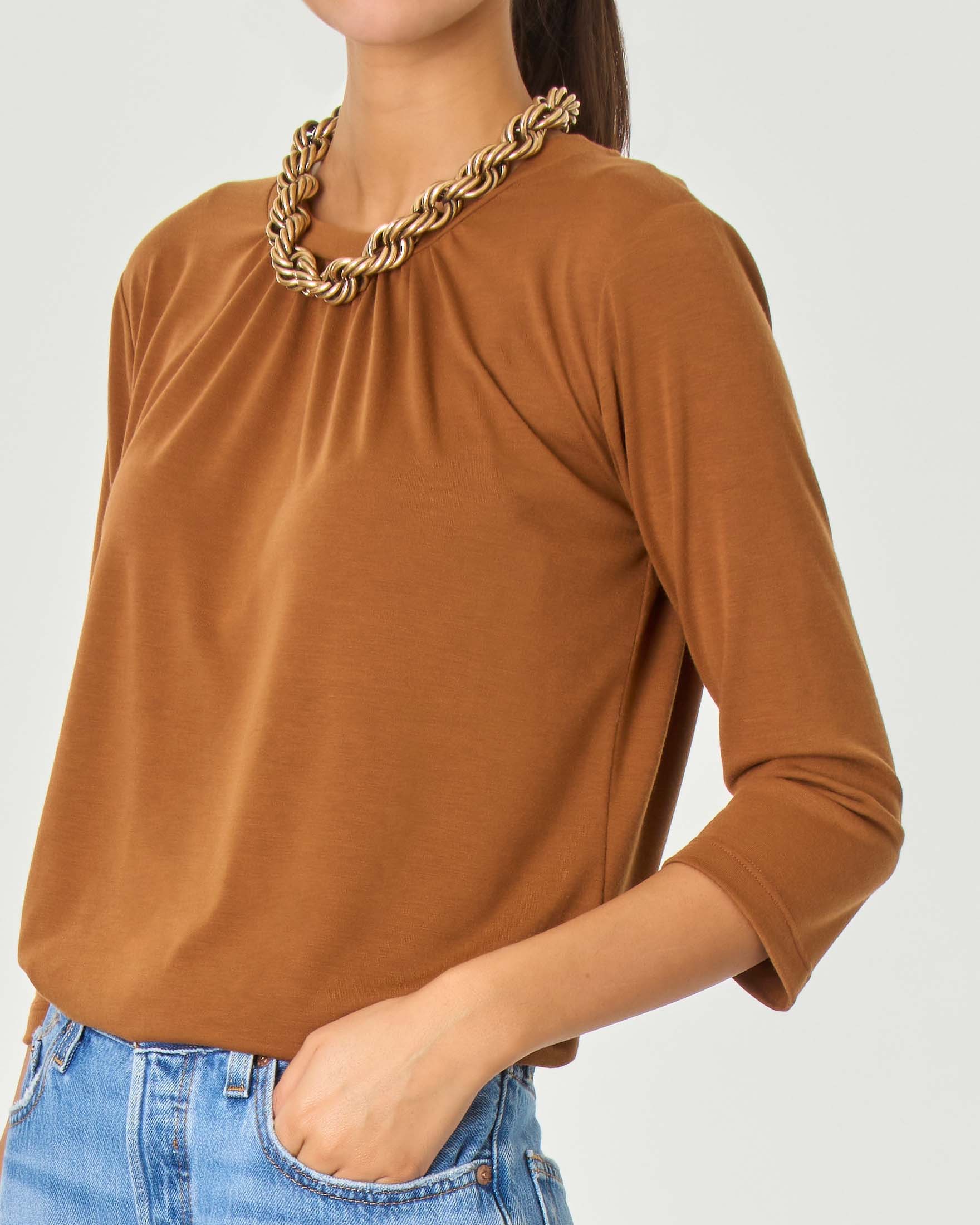 T-shirt color cammello in misto viscosa stretch con arricciatura sullo scollo e maniche tre quarti image