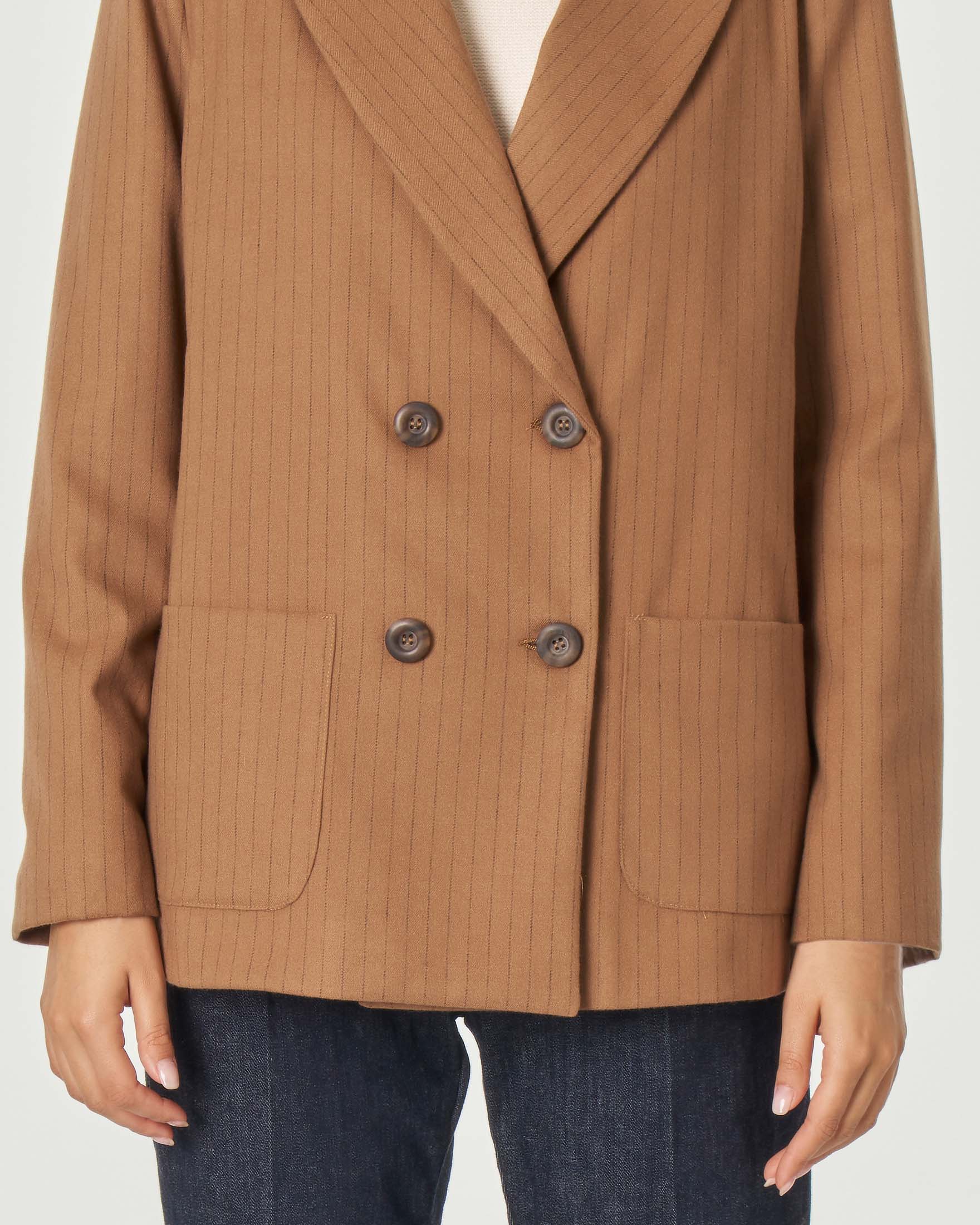 Giacca doppiopetto color cammello gessata con scollo a rever