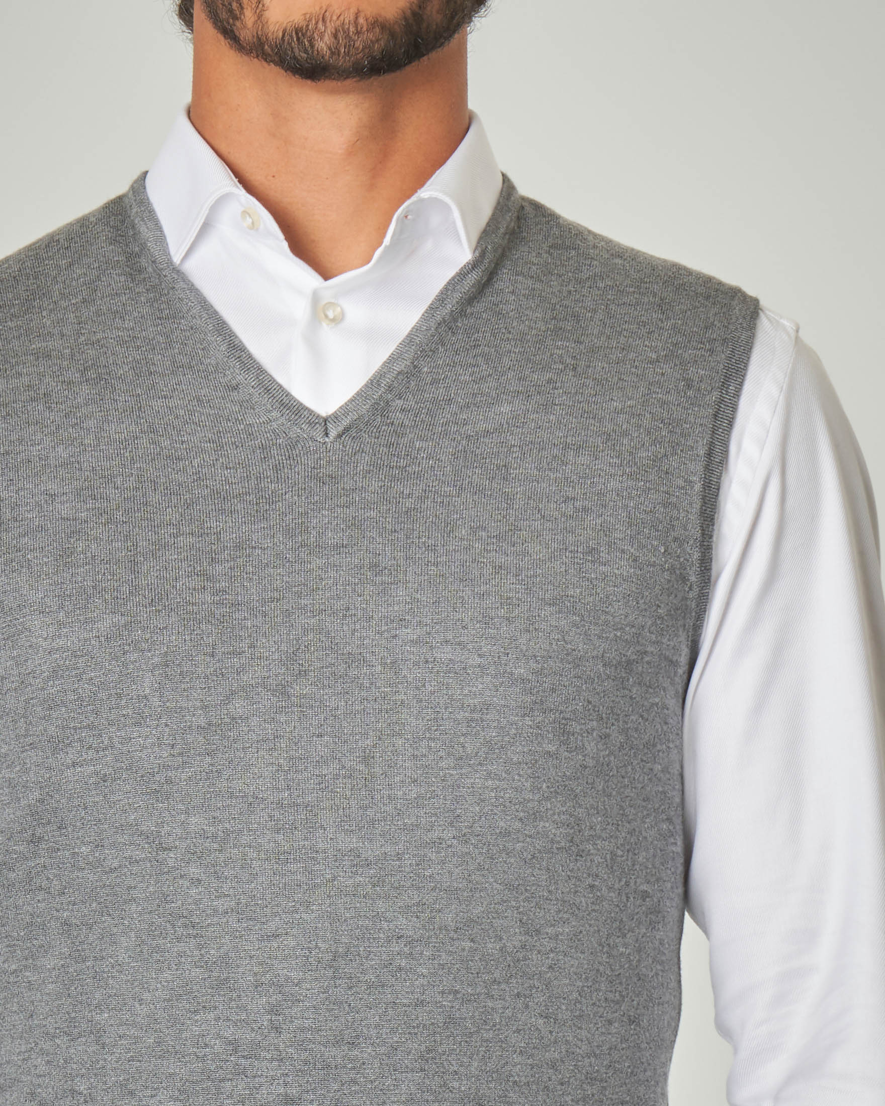 Gilet grigio tinta unita con scollo a V
