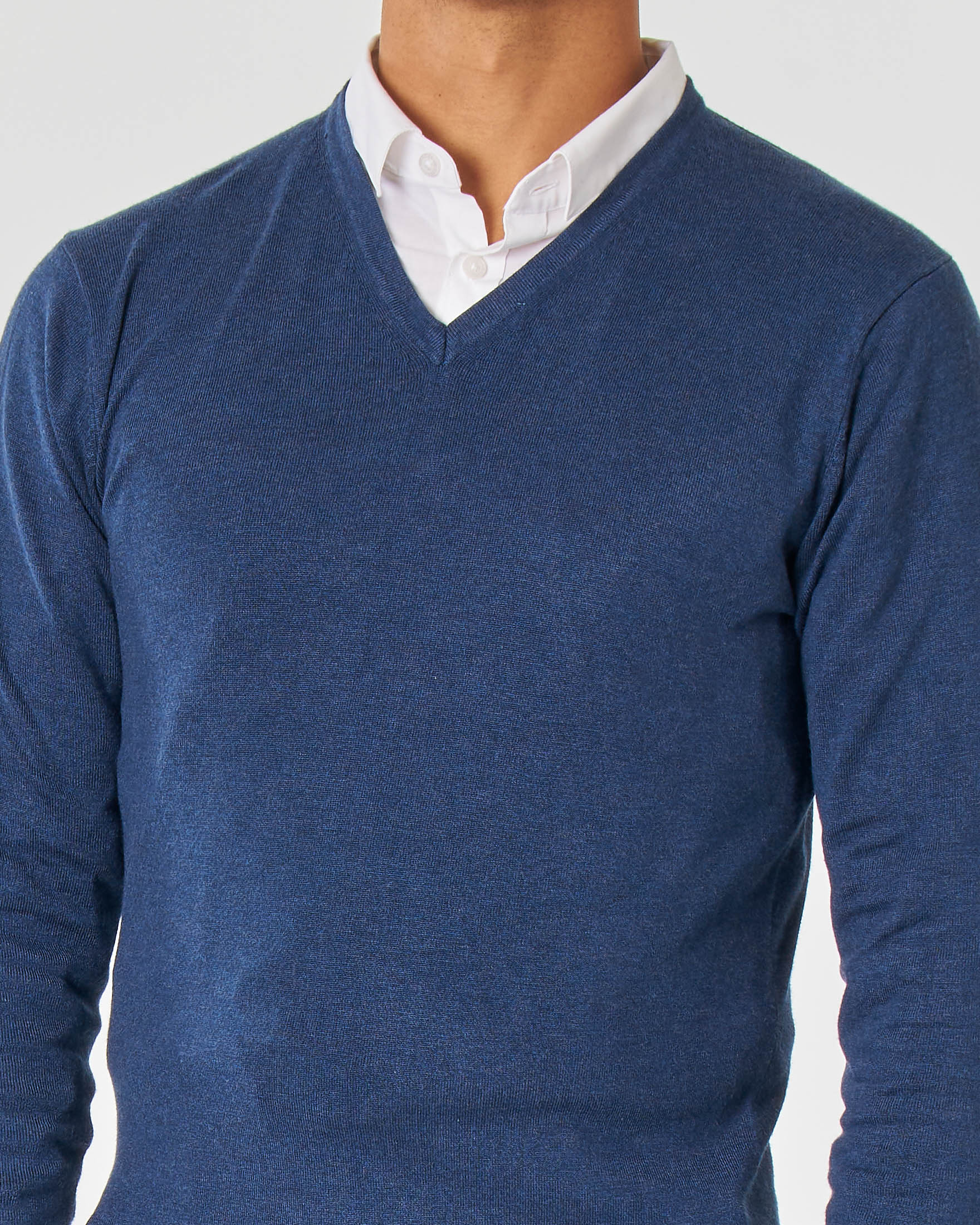 Maglia blu avio scollo a V tinta unita image