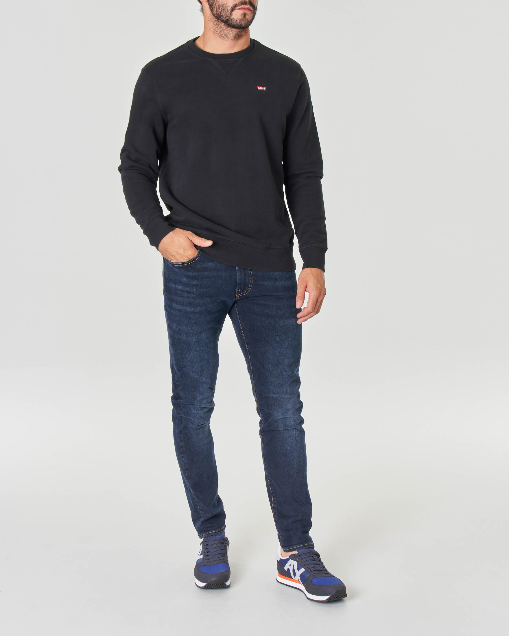 Felpa nera girocollo con logo batwing piccolo ricamato sul petto
