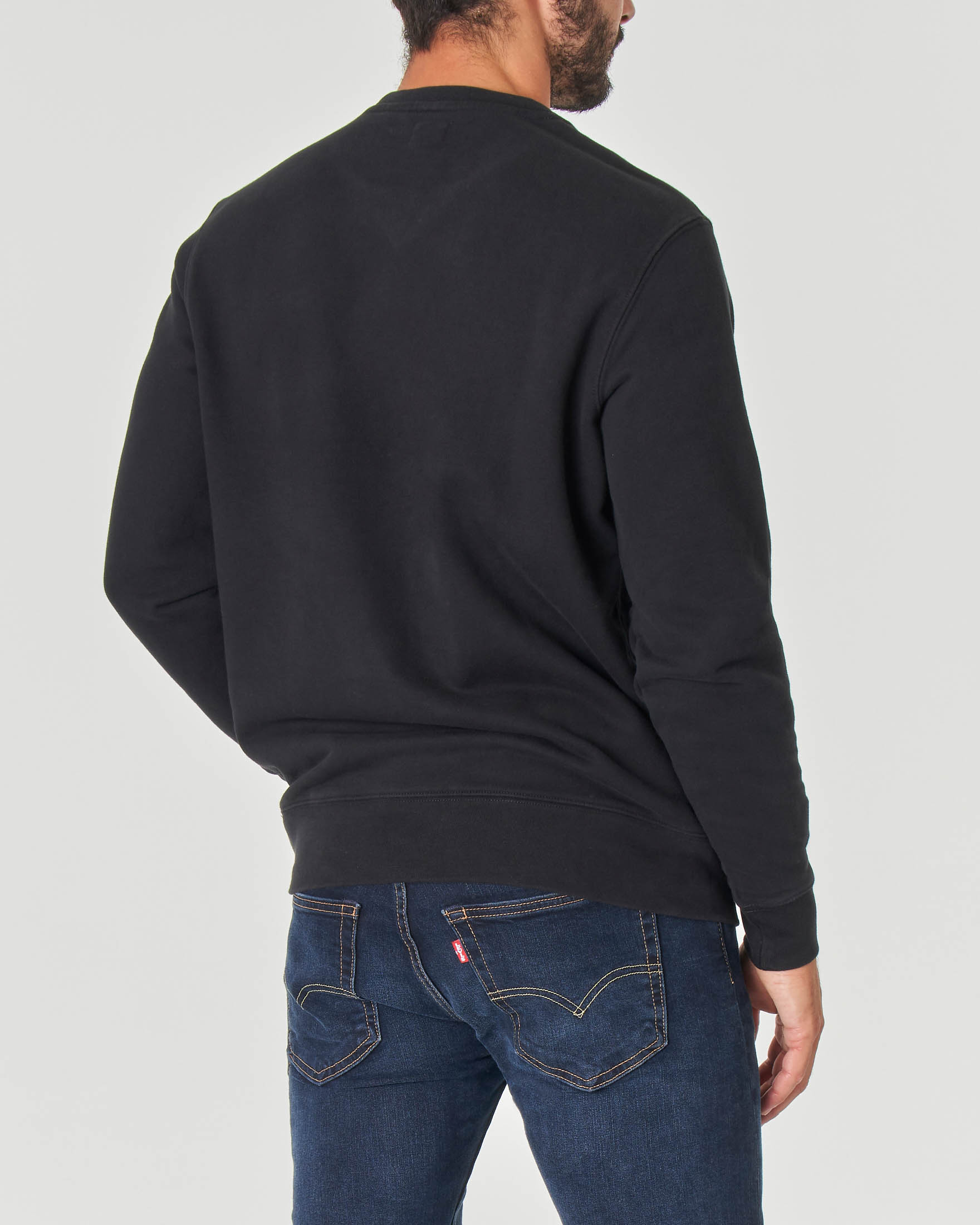 Felpa nera girocollo con logo batwing piccolo ricamato sul petto