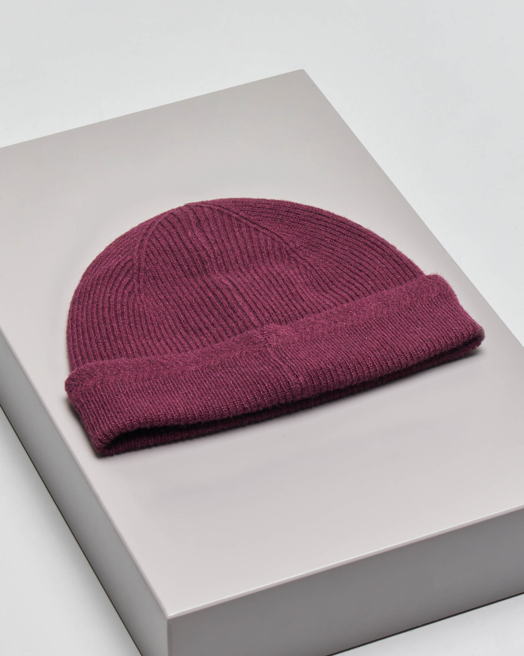 Berretto bordeuax in lana con risvolto e logo aquila gialla ricamata a lato