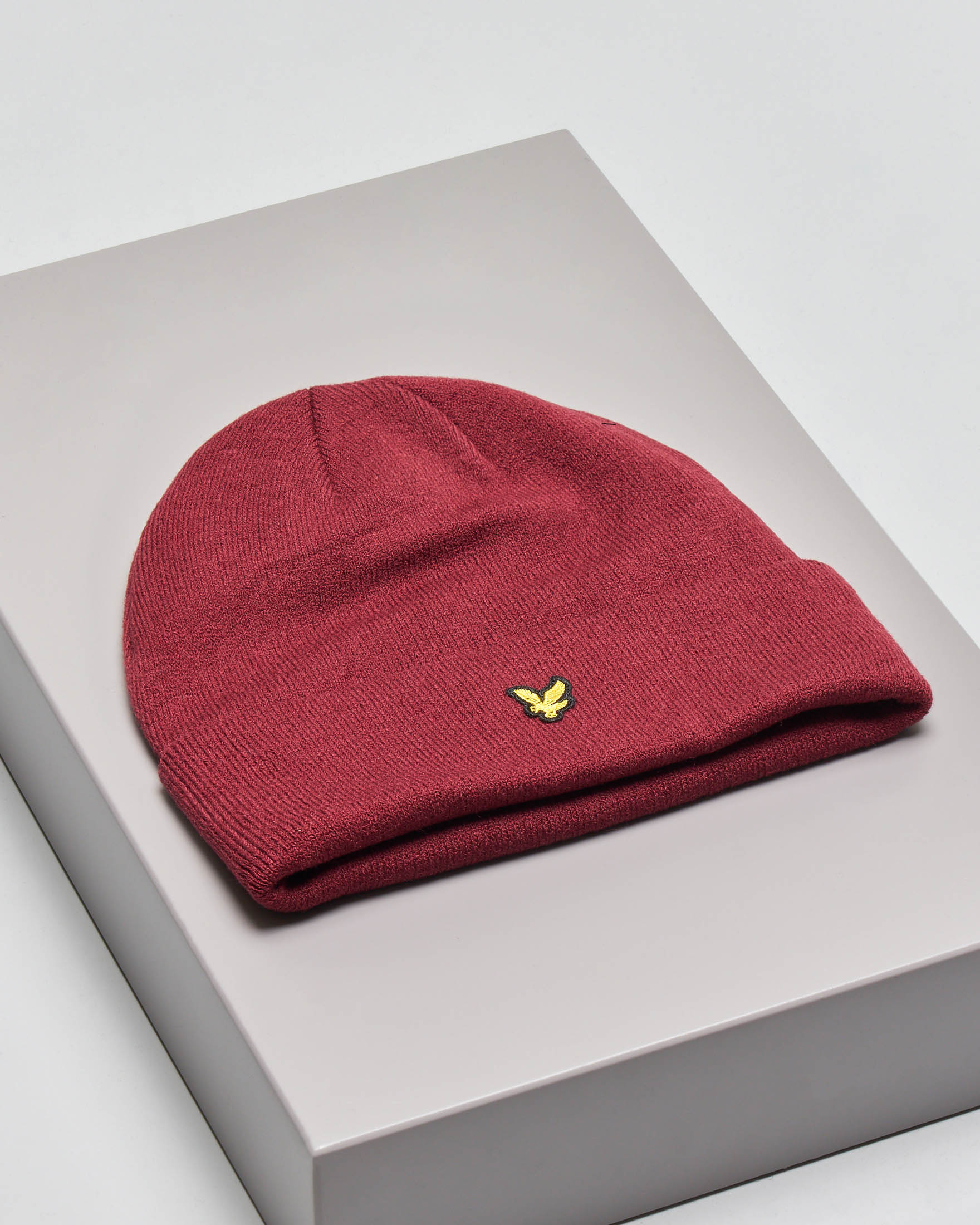 Berretto bordeaux con risvolto e logo aquila gialla ricamata