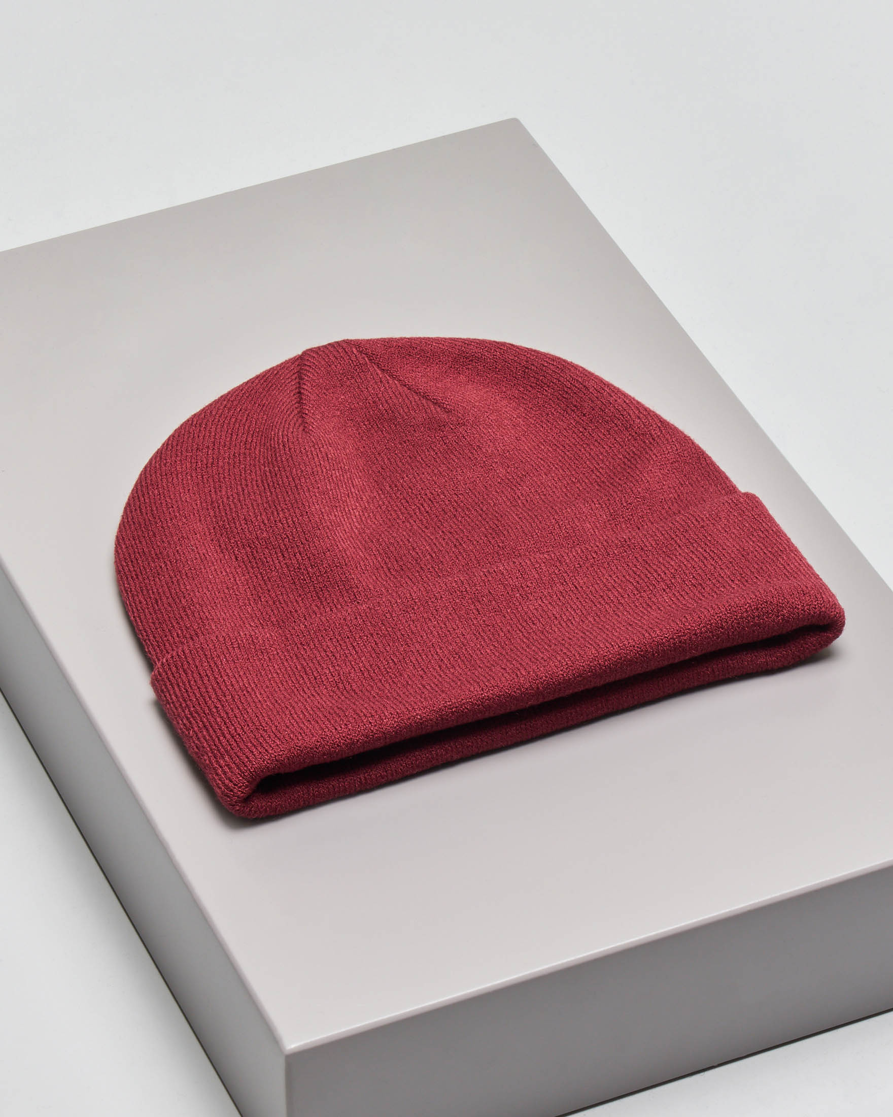 Berretto bordeaux con risvolto e logo aquila gialla ricamata image