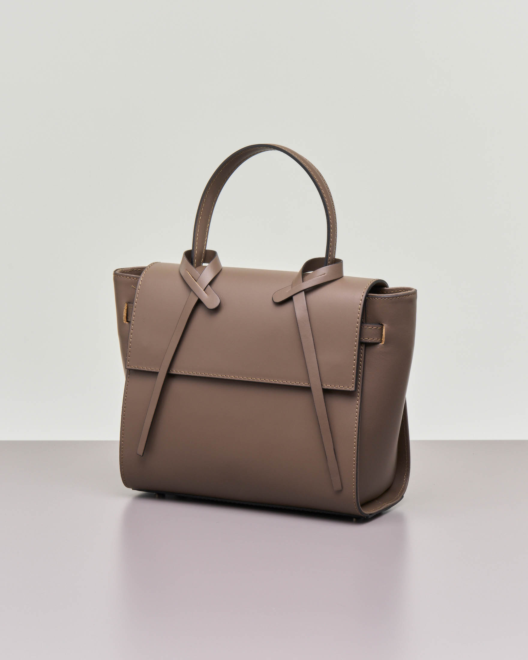 Postina in pelle liscia color taupe con cinturini laterali