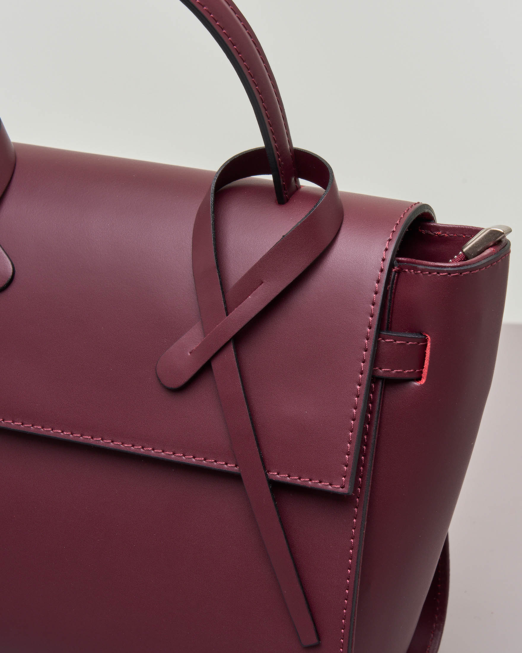 Postina in pelle liscia color vino con cinturini laterali
