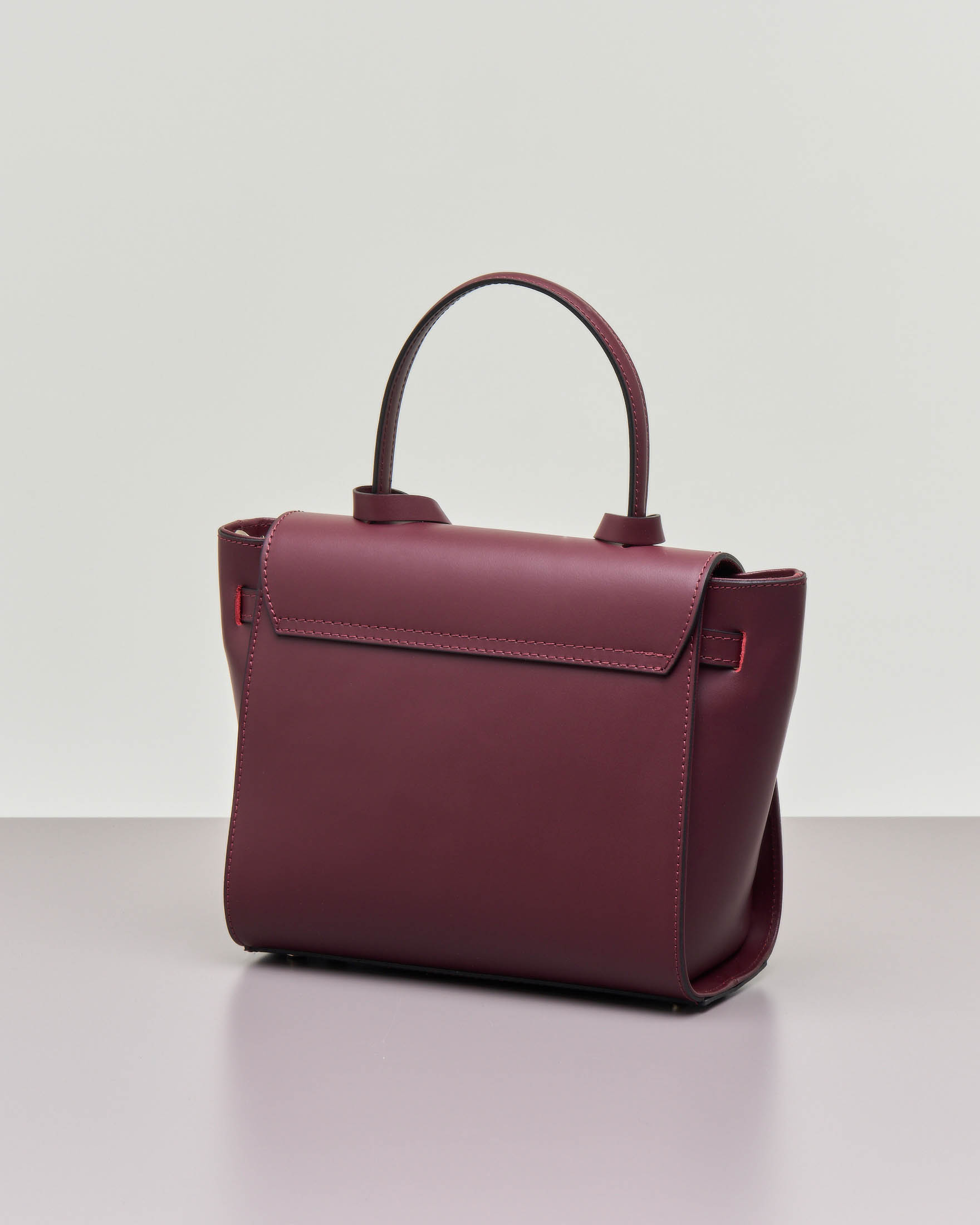 Postina in pelle liscia color vino con cinturini laterali