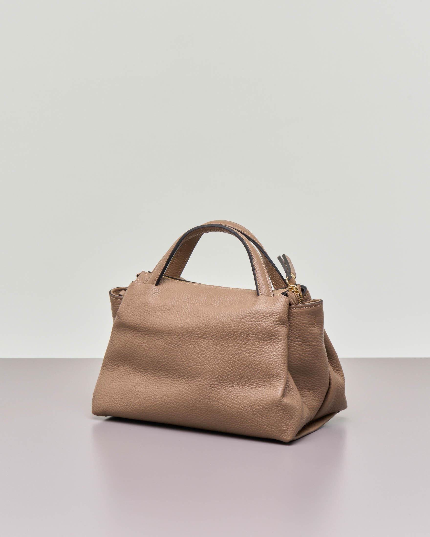 Borsa a mano misura piccola in pelle morbida effetto martellato color beige  con tracolla più lunga rimovibile