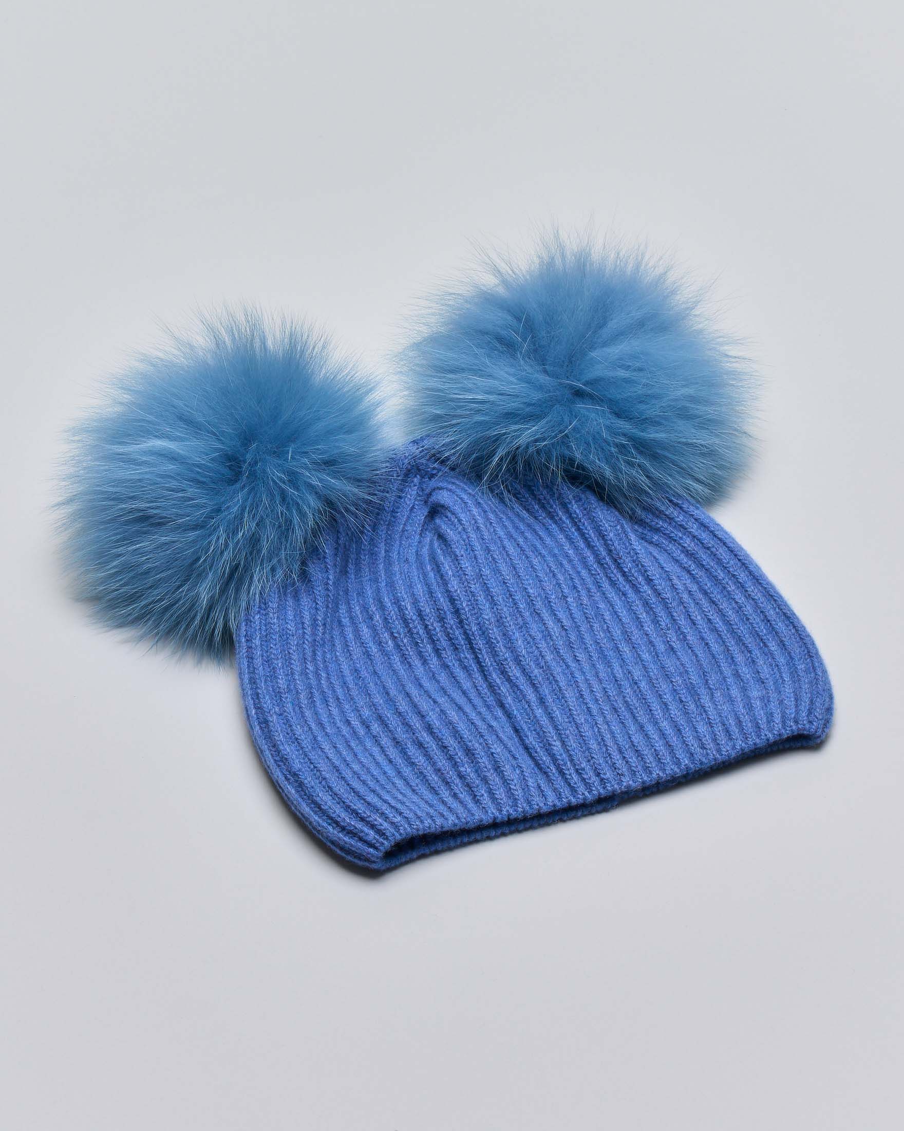Berretto pervinca in misto lana e cachemire con due pompon 