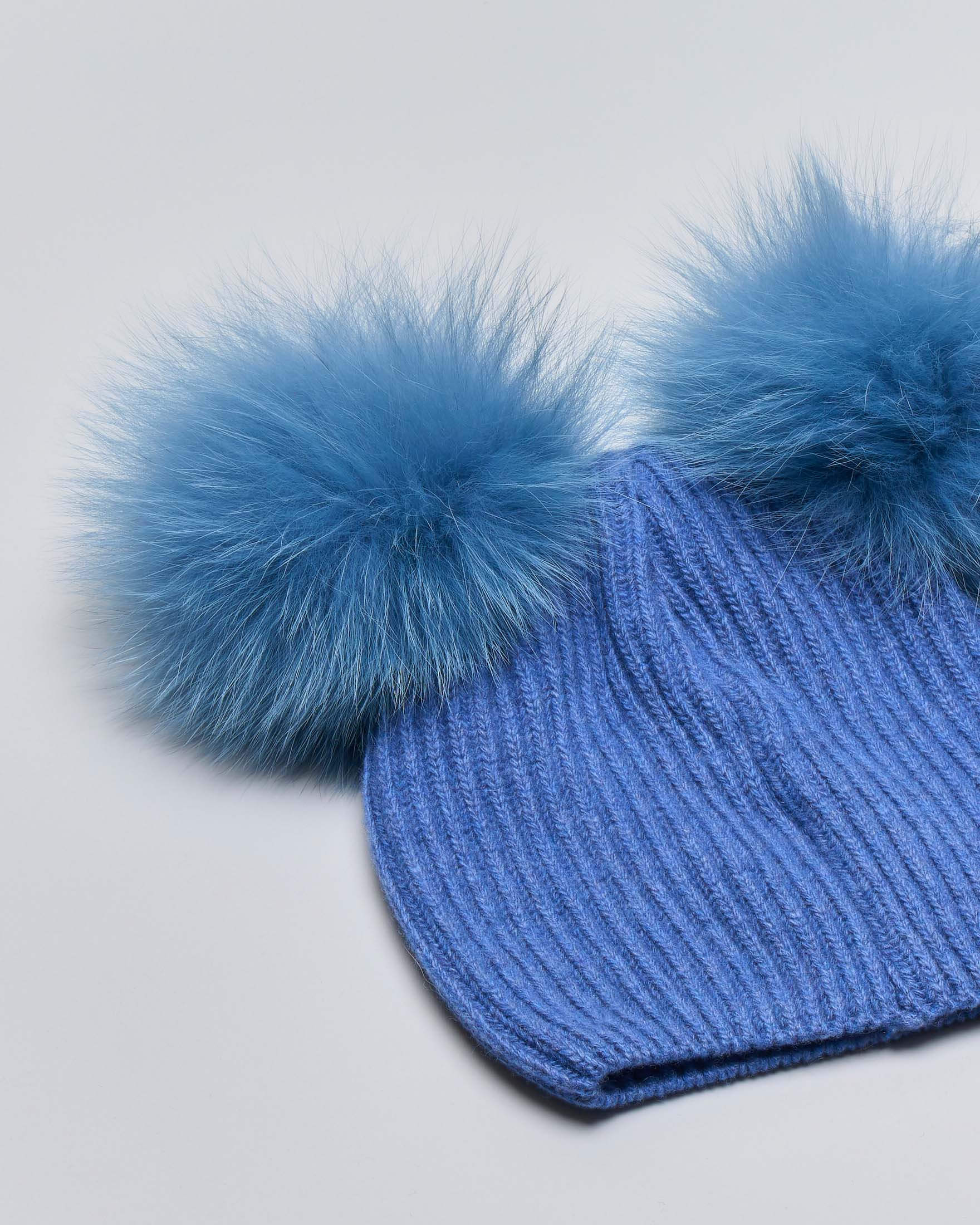 Berretto pervinca in misto lana e cachemire con due pompon  image