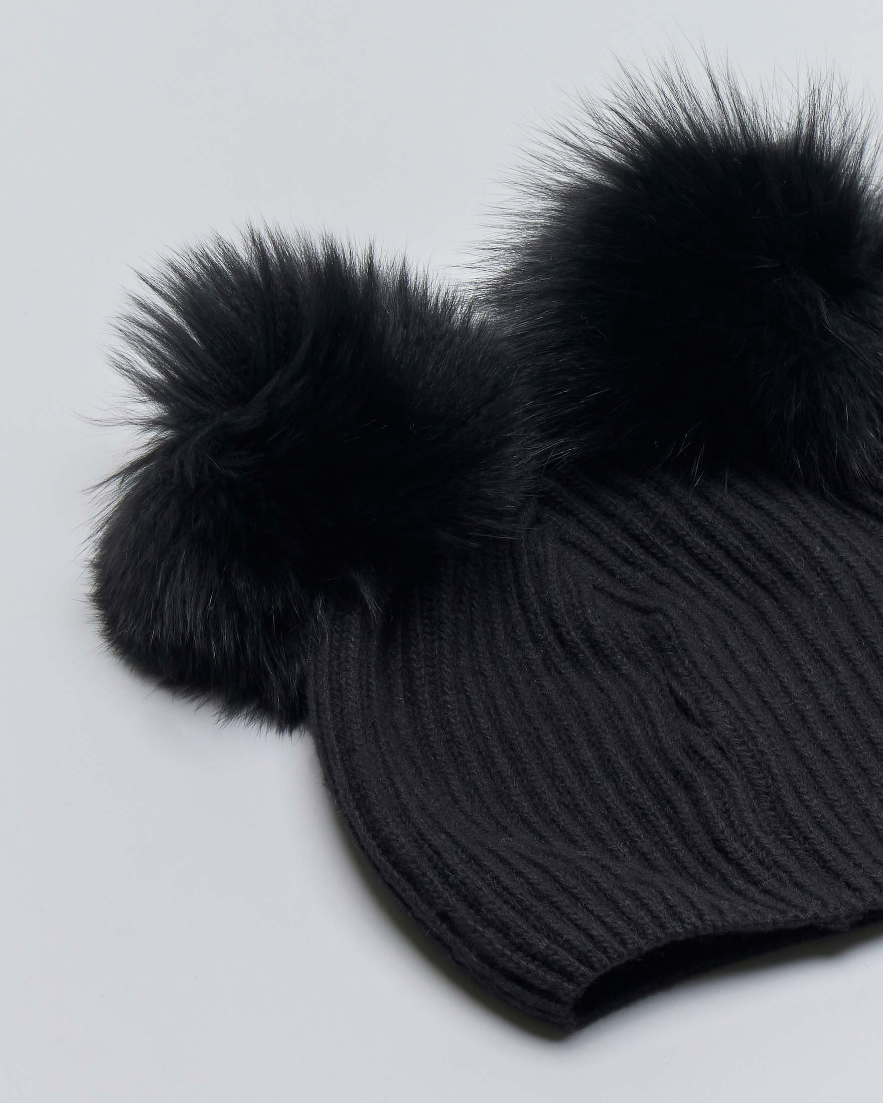 Berretto nero in misto lana e cachemire con due pompon  image