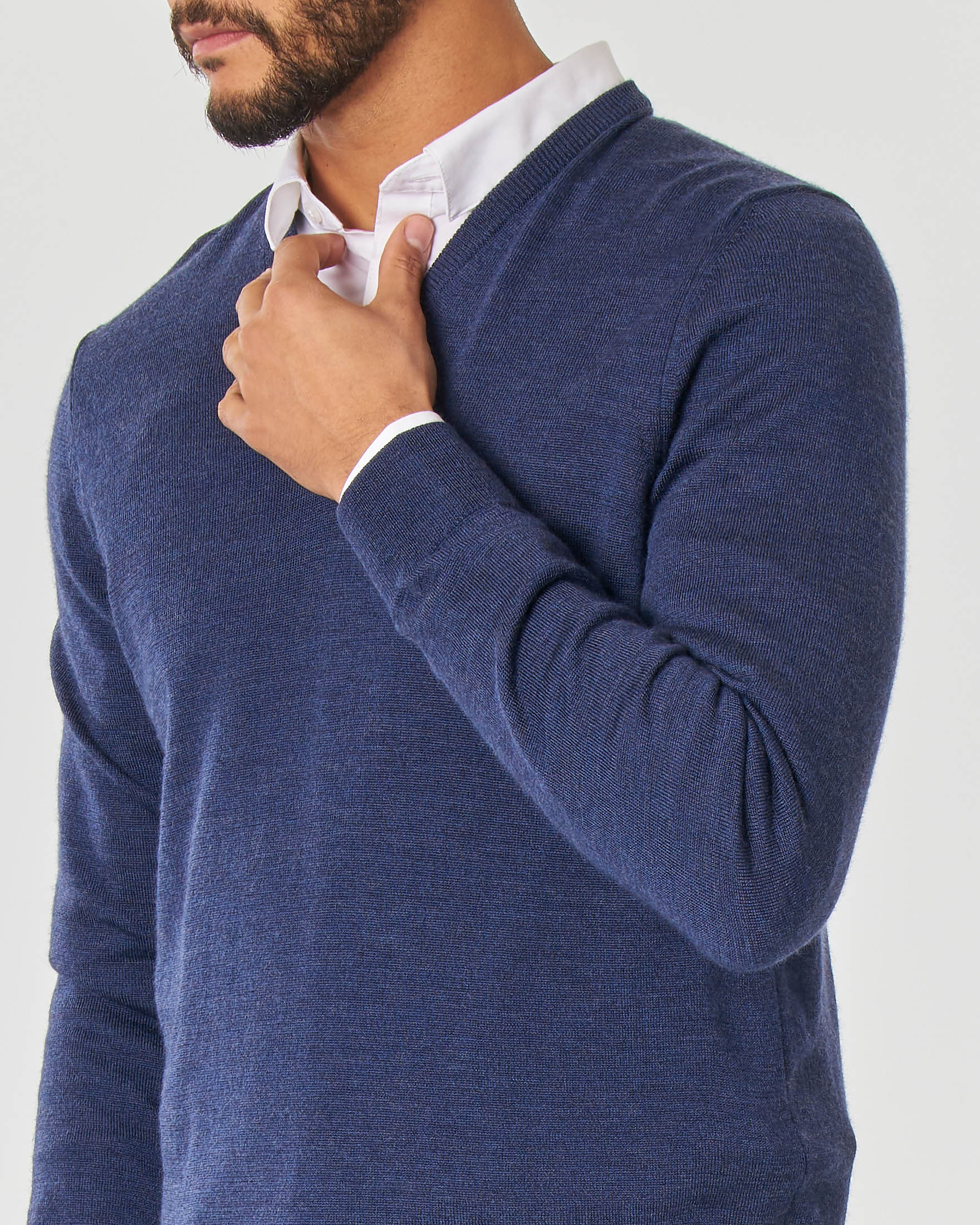 Maglia blu indaco scollo a V in lana merino