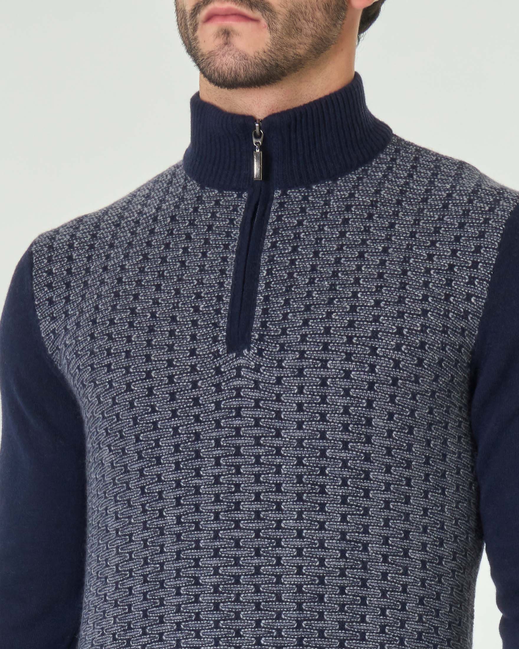 Maglia blu con pannello jacquard grigio e chiusura colletto a mezza zip