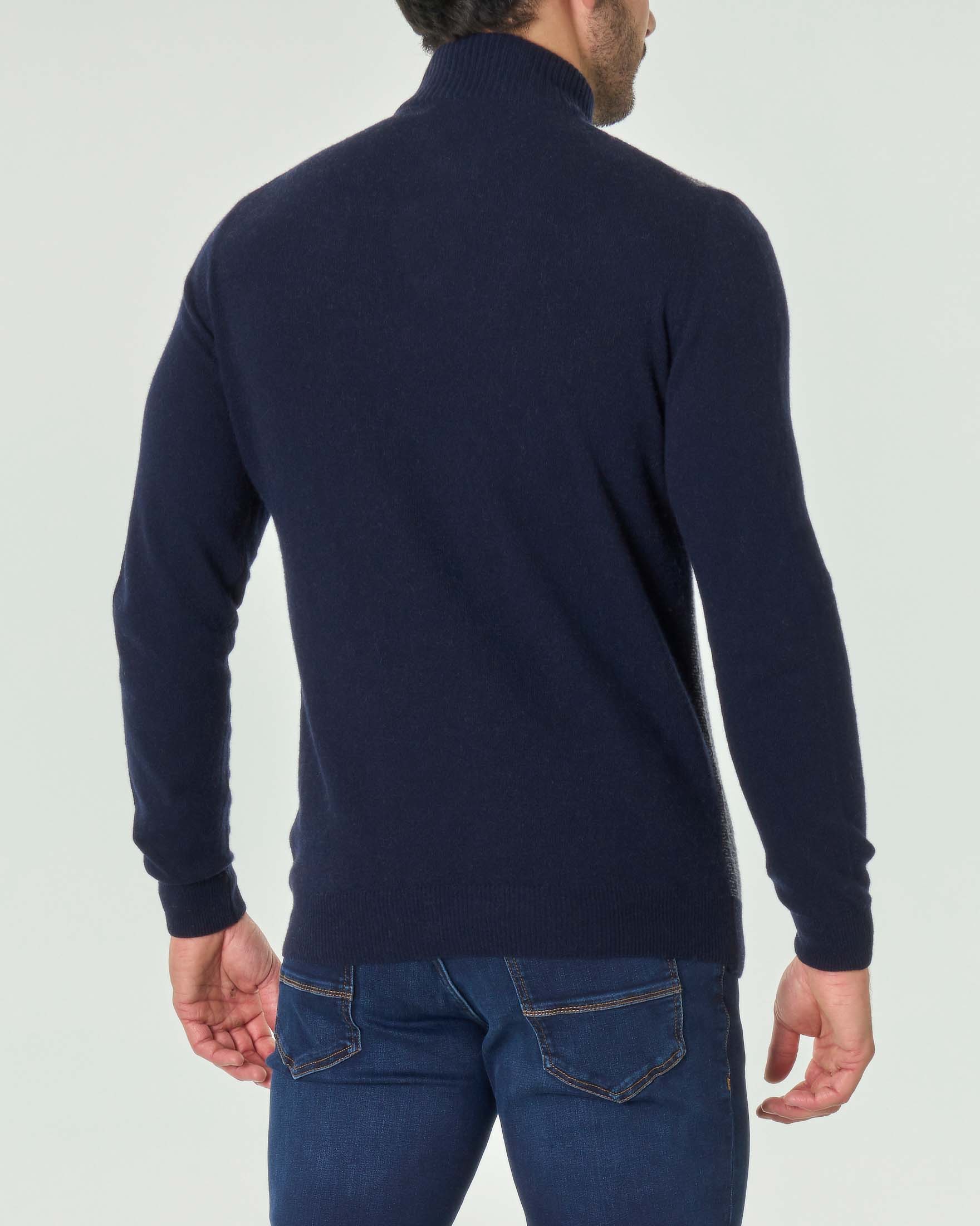 Maglia blu con pannello jacquard grigio e chiusura colletto a mezza zip