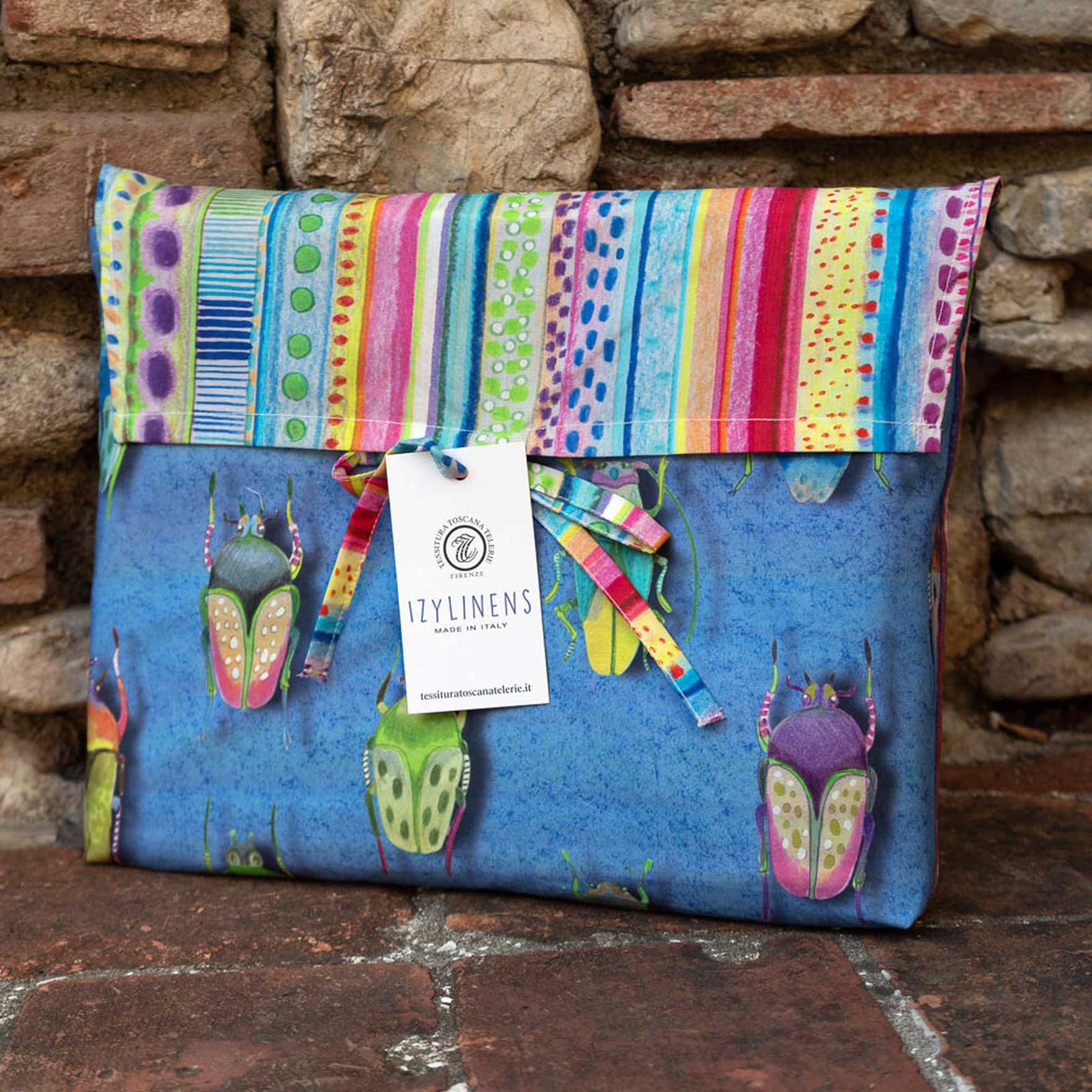 Copripiumino Beetles Izylinen double face a una piazza in cotone azzurro a stampa scarabei e righe multicolore