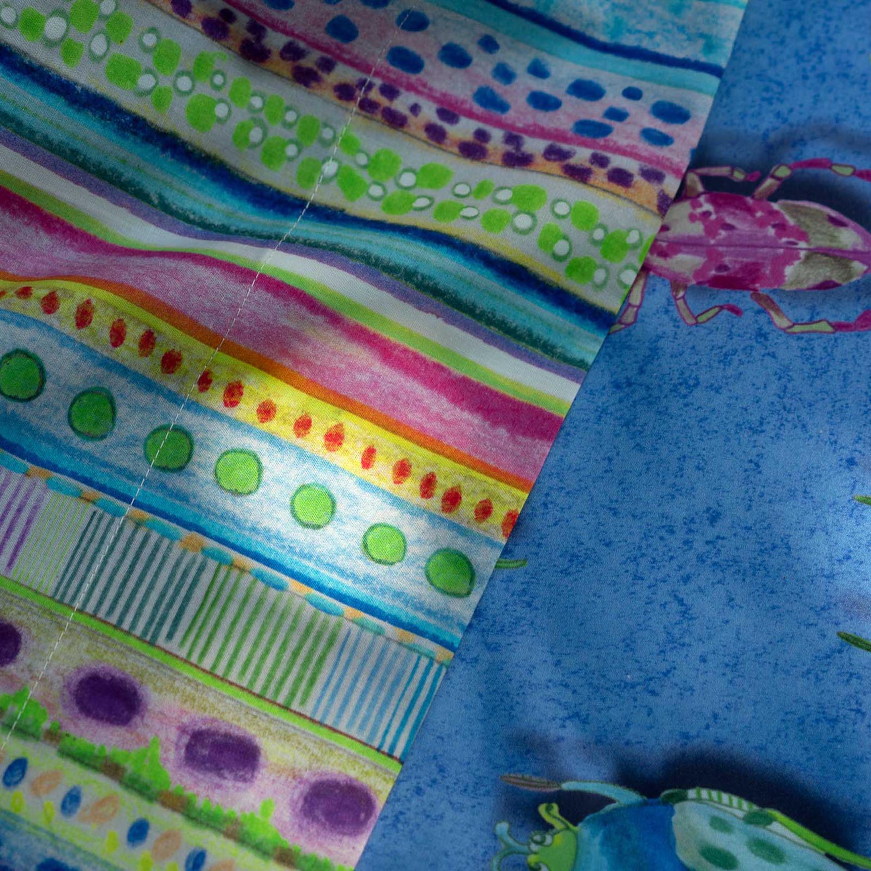 Copripiumino Beetles Izylinen double face a una piazza in cotone azzurro a stampa scarabei e righe multicolore