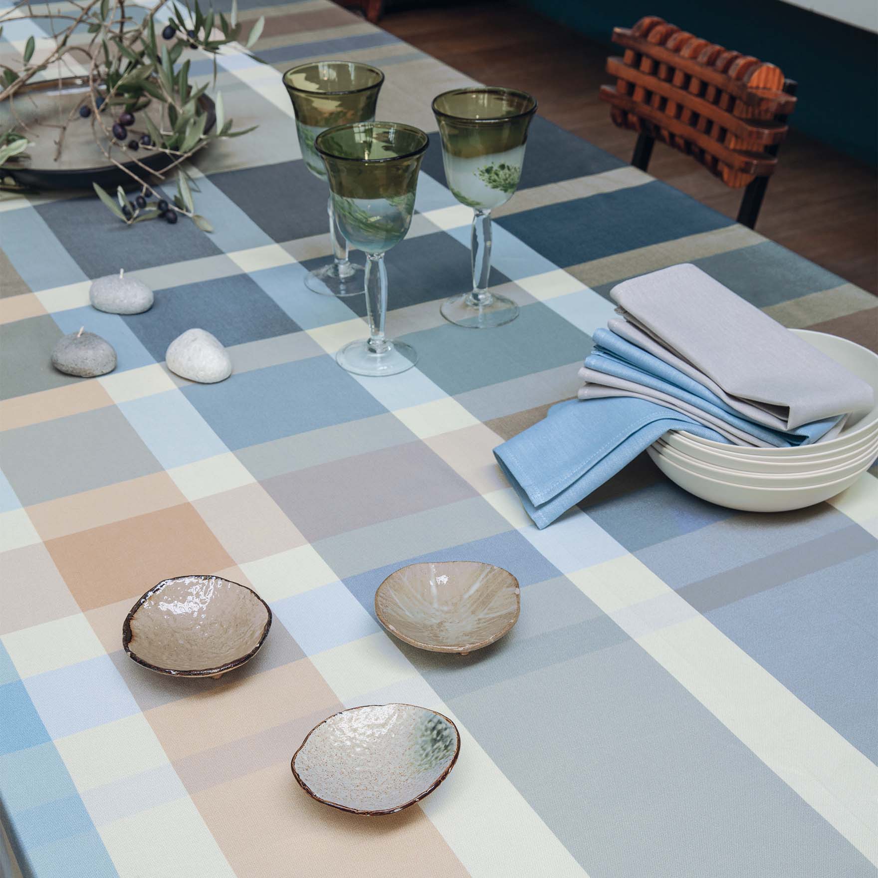 Tovaglia rotonda per 8 persone a fantasia tartan azzurro e beige image