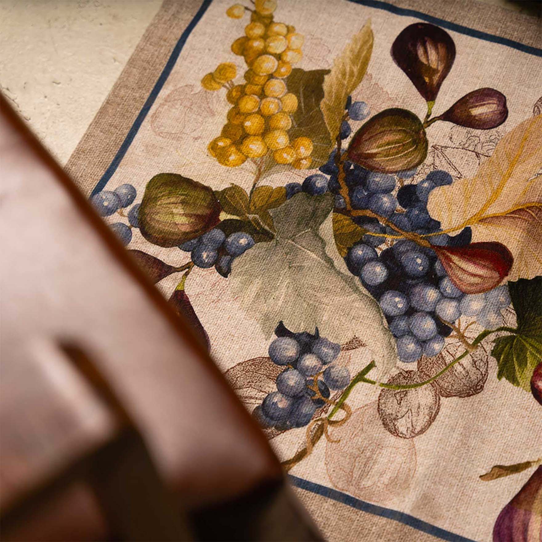Tappeto beige 52x180cm in materiale riciclato a stampa motivo uva e fichi