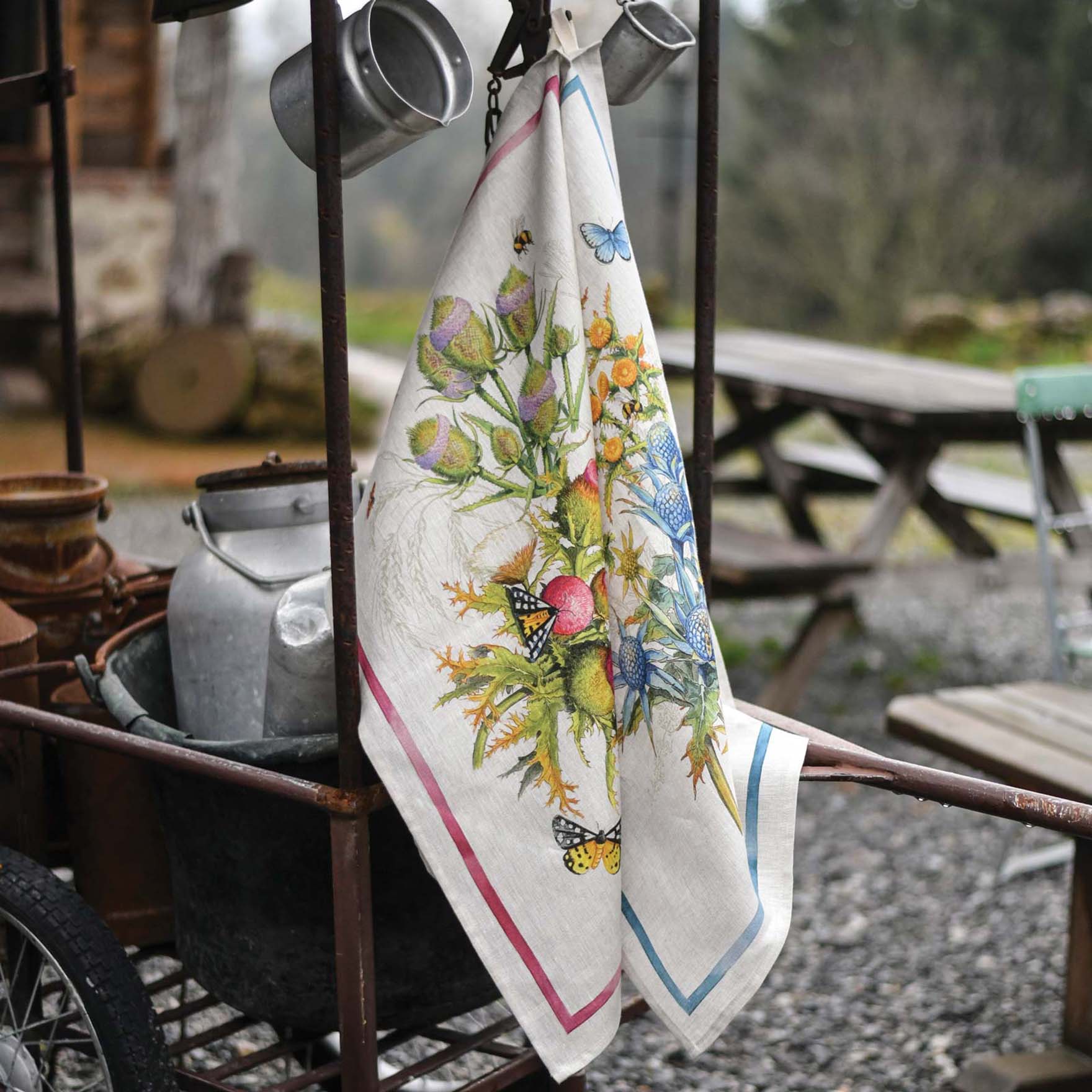Canovaccio in lino bianco con stampa fiori di carciofo multicolore con riquardo blu