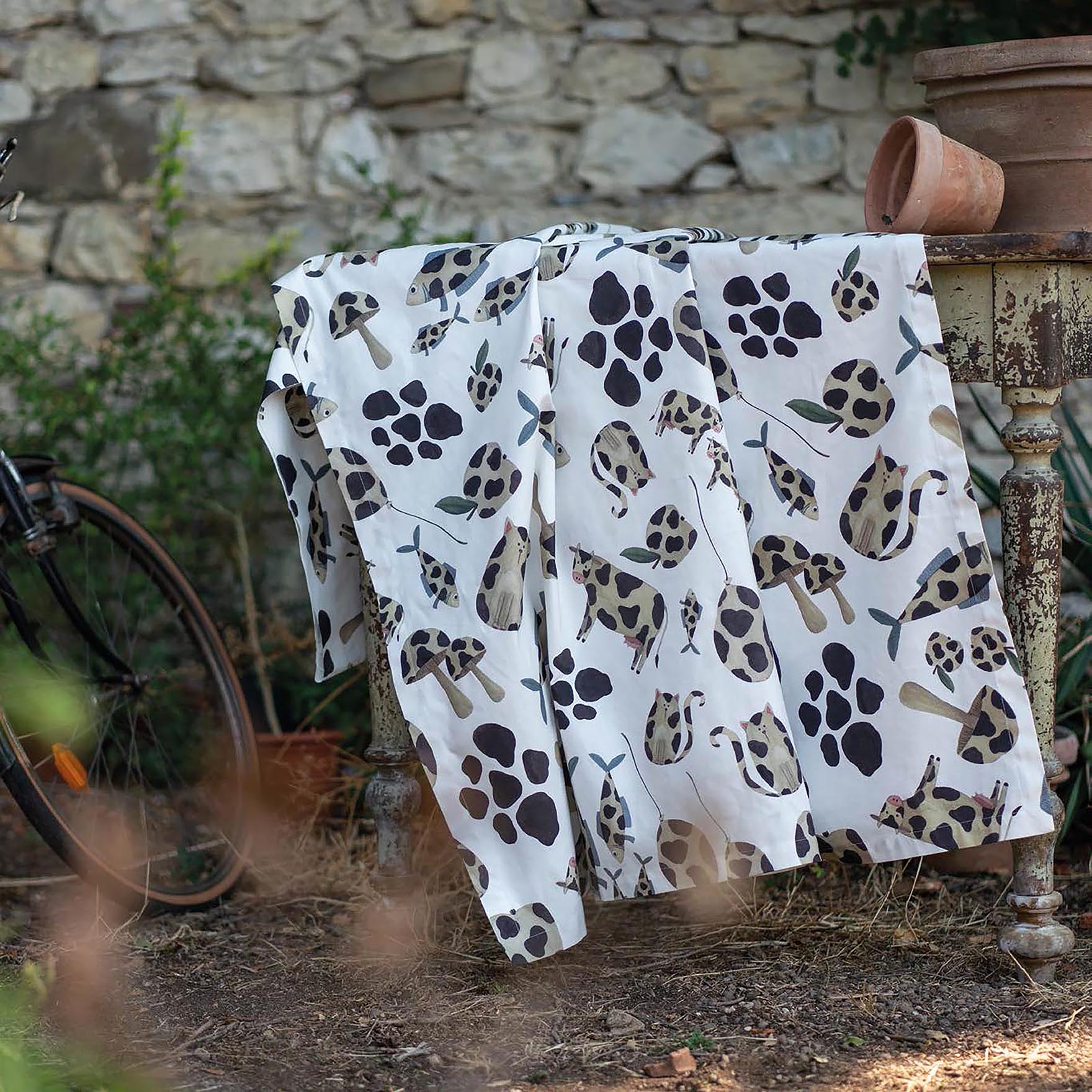 Tovaglia rettangolare bianca in cotone 140x170cm a stampa mucche e gatti con macchie