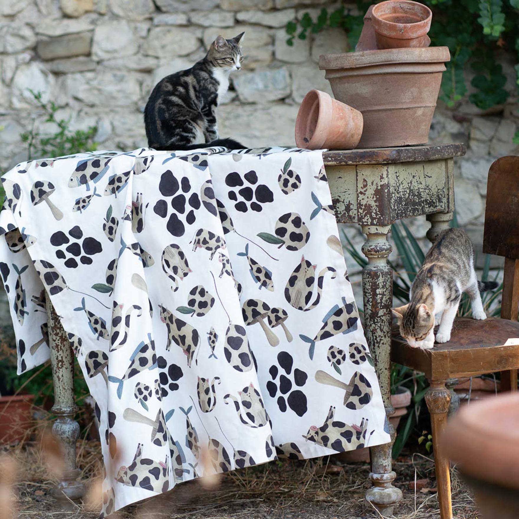 Tovaglia rettangolare bianca in cotone 140x170cm a stampa mucche e gatti con macchie