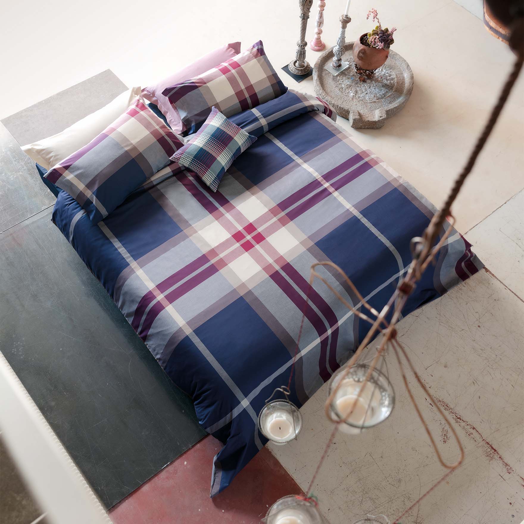 Copripiumino a due piazze a fantasia tartan blu e malva image
