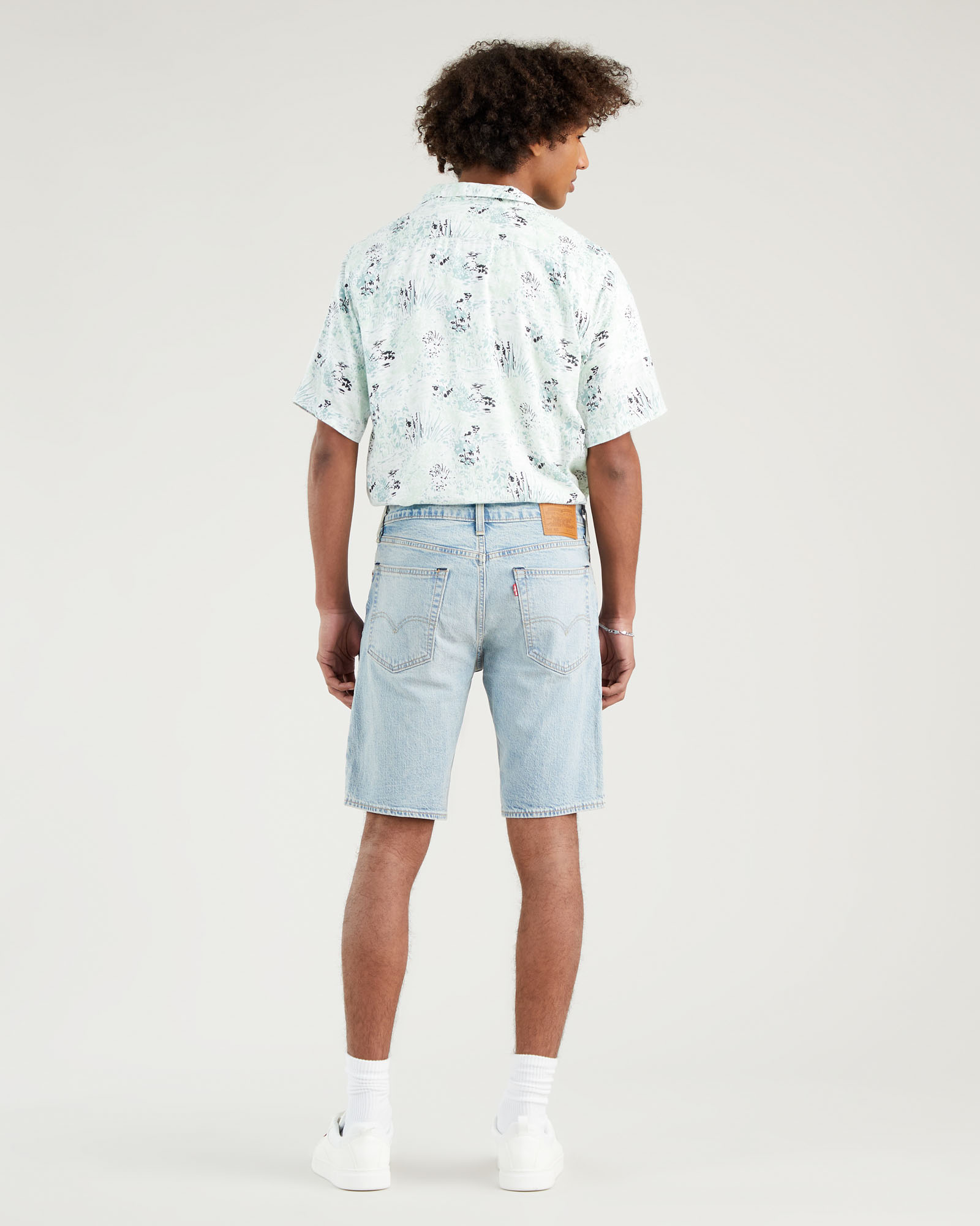 Bermuda jeans lavaggio chiaro bleach con vestibilità regular e gamba dritta