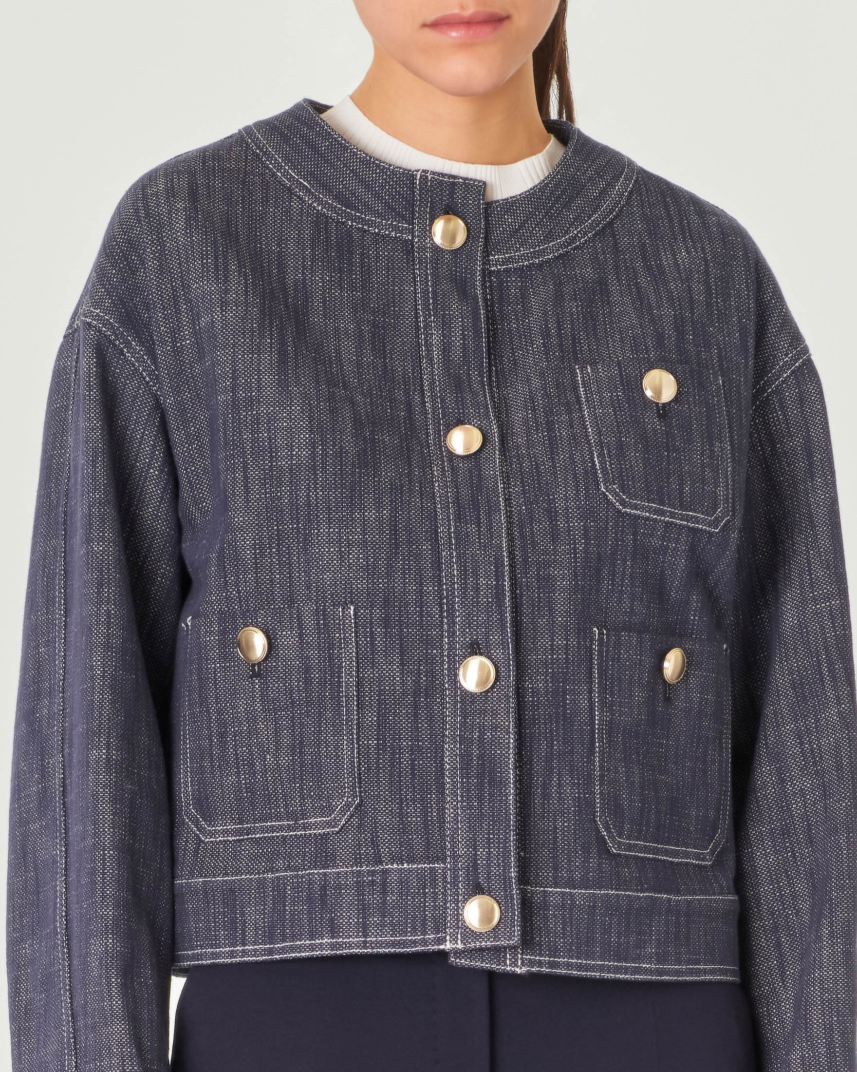 Giacca blu in stuoia di cotone e lino effetto denim senza collo e con bottoni dorati