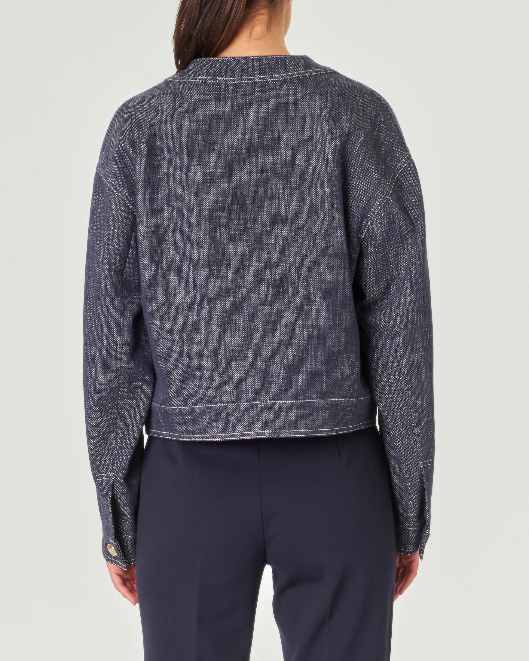 Giacca blu in stuoia di cotone e lino effetto denim senza collo e con bottoni dorati
