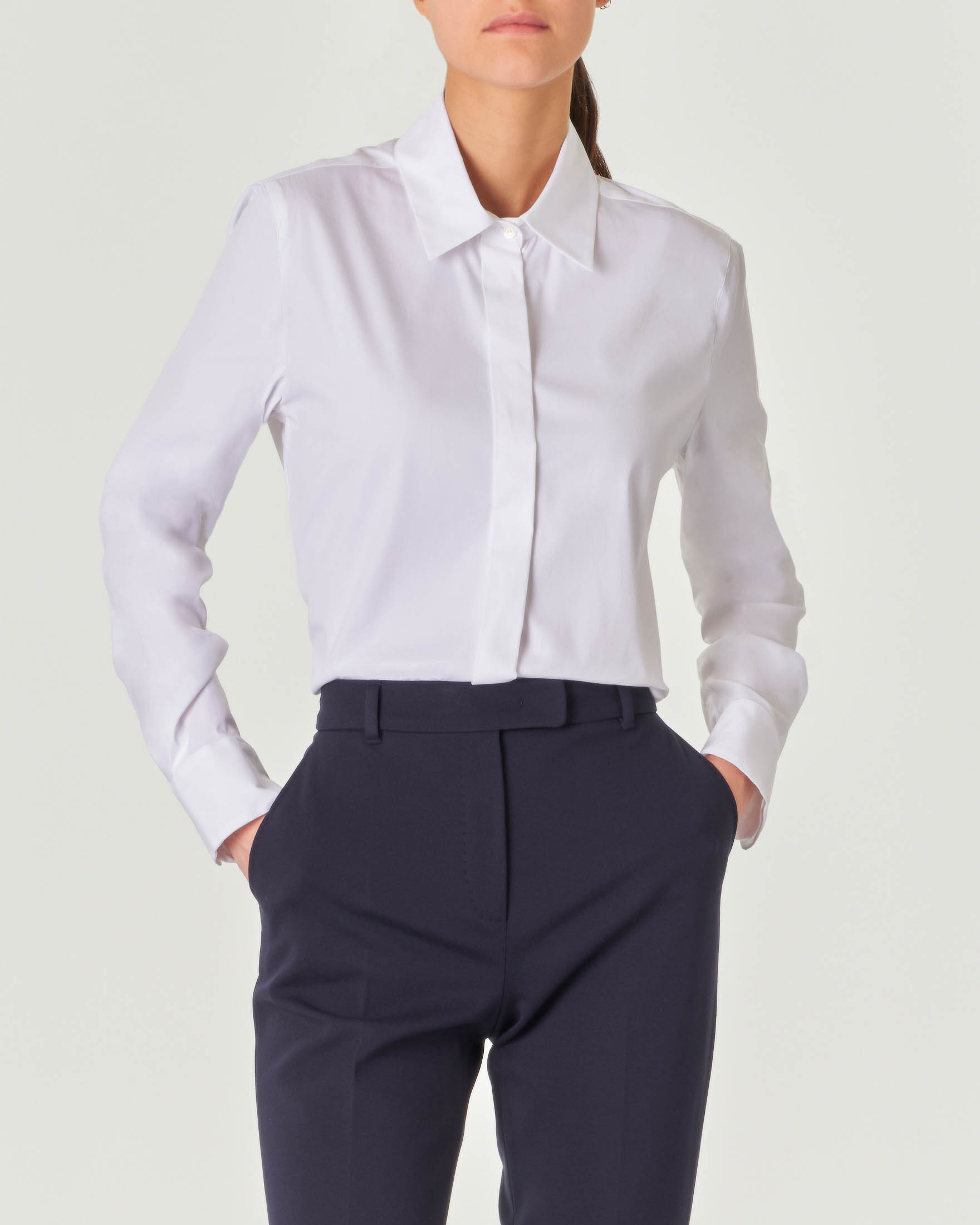 Camicia bianca in popeline di cotone stretch con abbottonatura nascosta