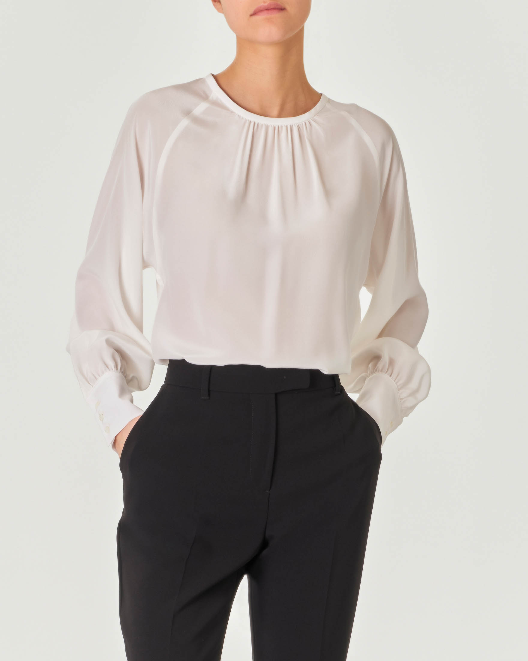 Blusa bianca in seta con maniche corte e polsini a camicia