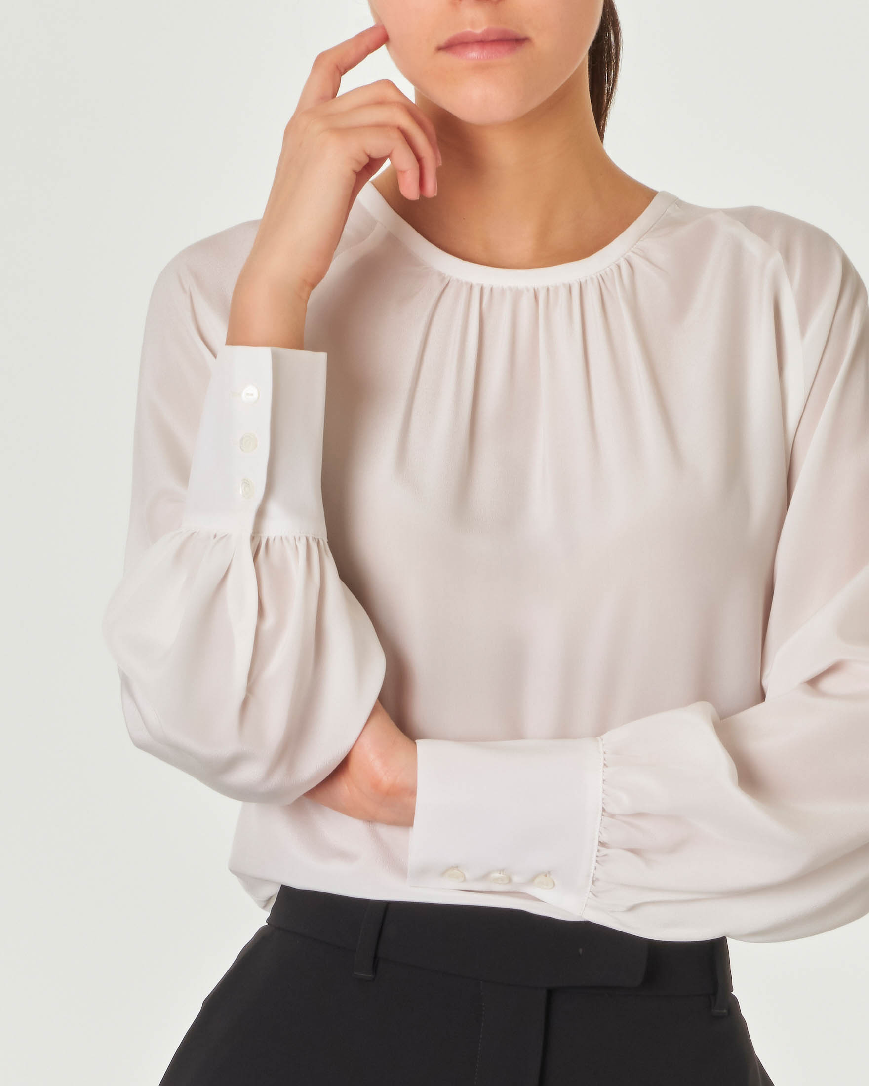 Blusa bianca in seta con maniche corte e polsini a camicia