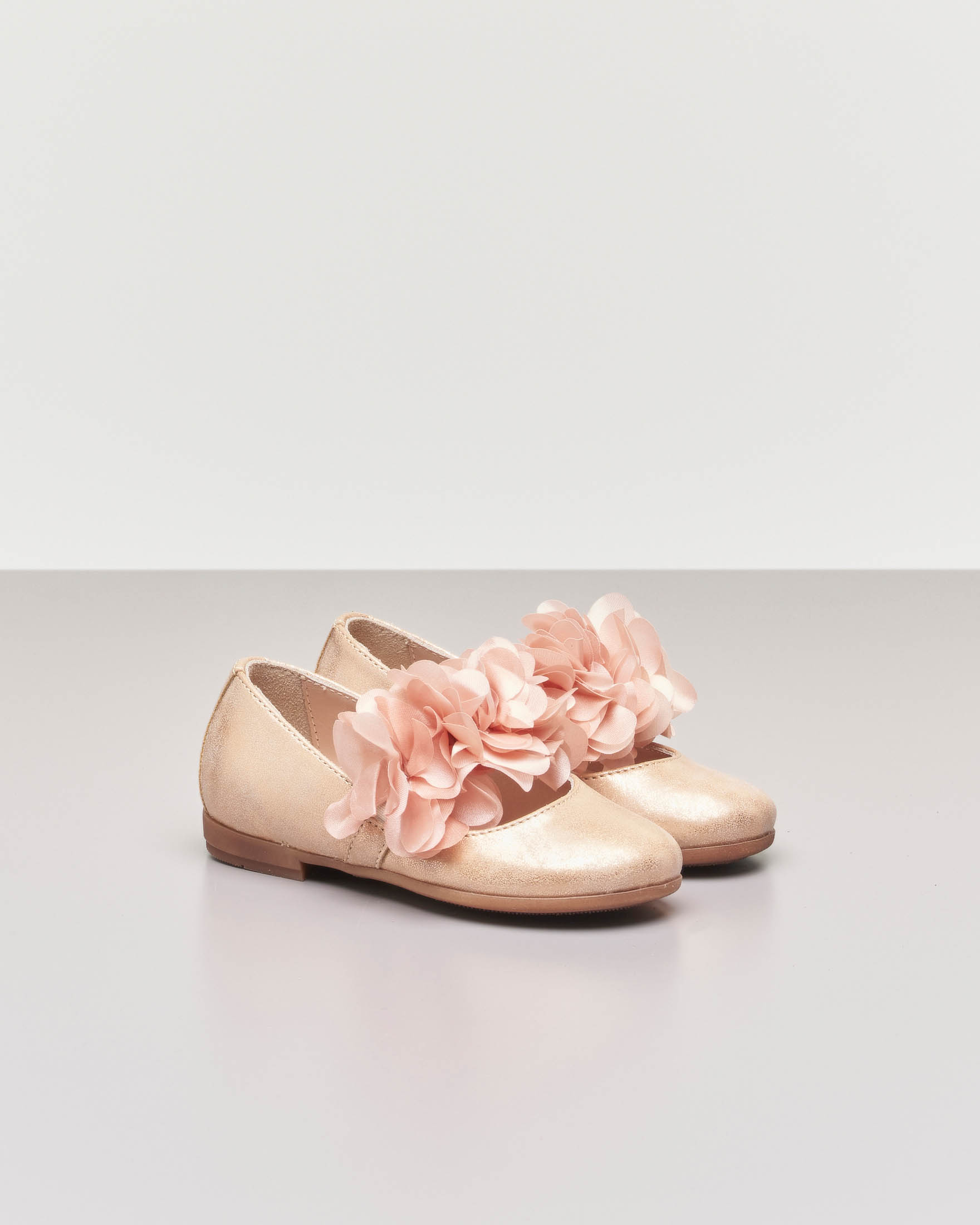 Ballerina da cerimonia in pelle cipria sfumata con fascetta e applicazione floreale 30-32