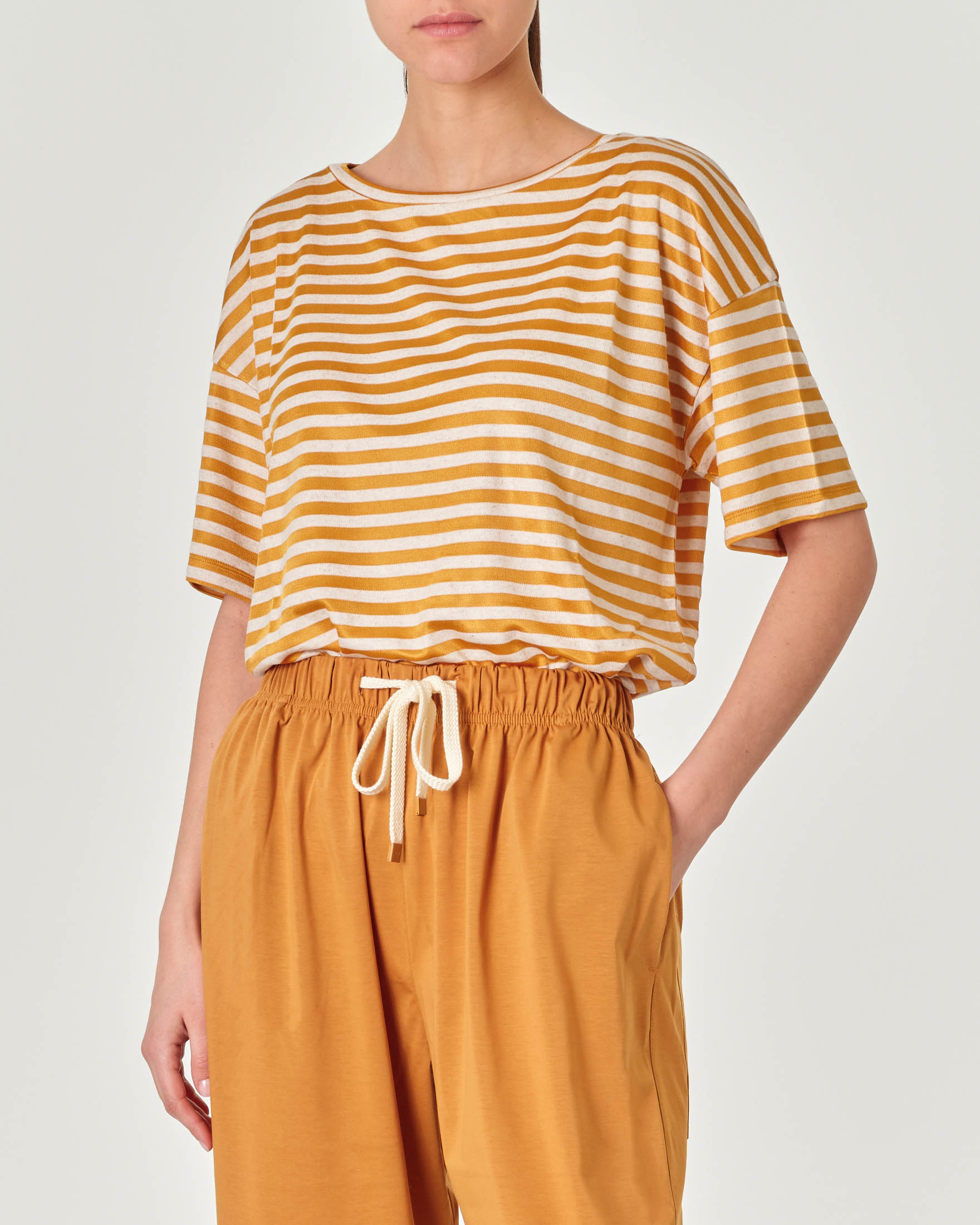T-shirt in misto viscosa e lino a righe giallo ocra ed ecrù
