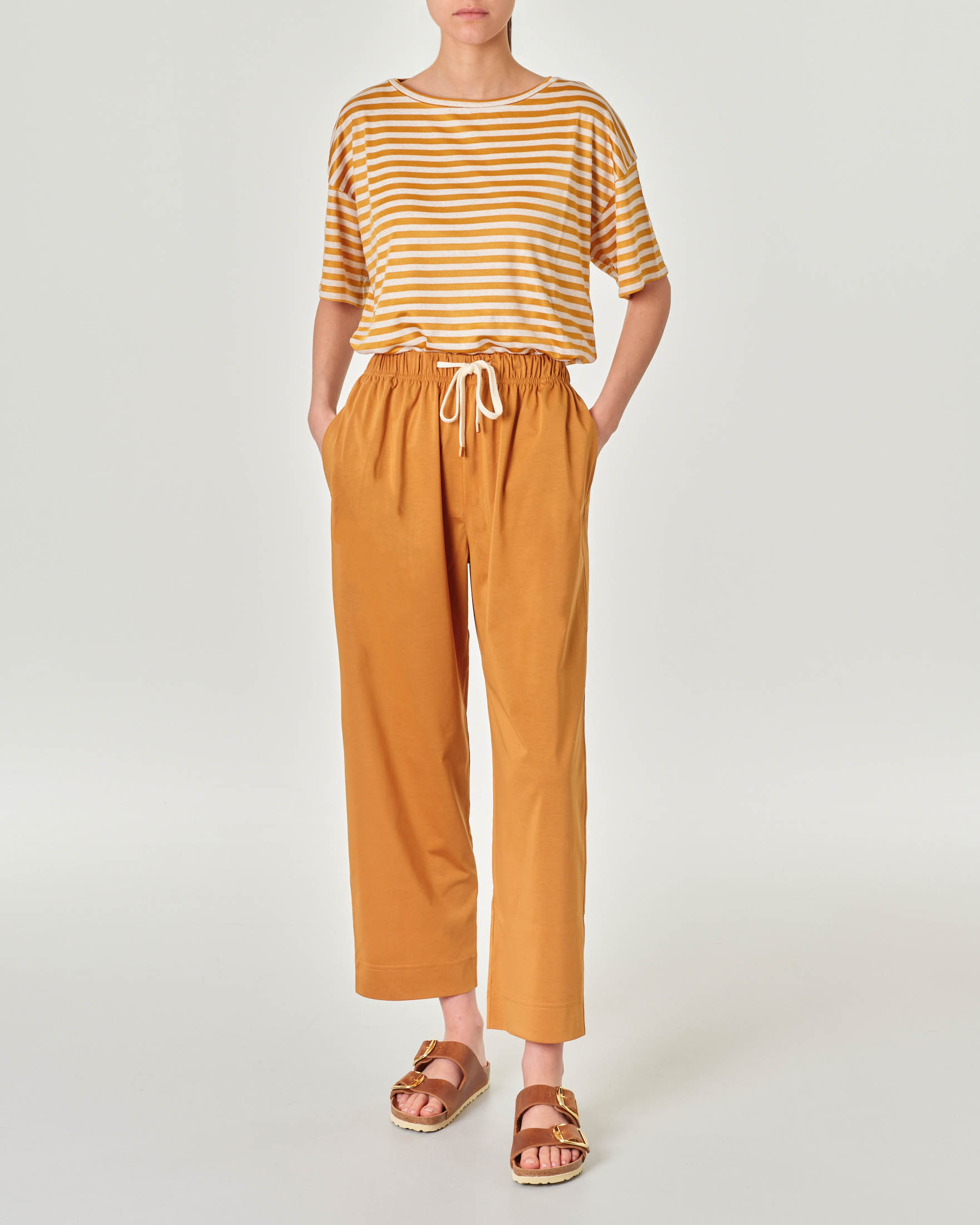 T-shirt in misto viscosa e lino a righe giallo ocra ed ecrù image