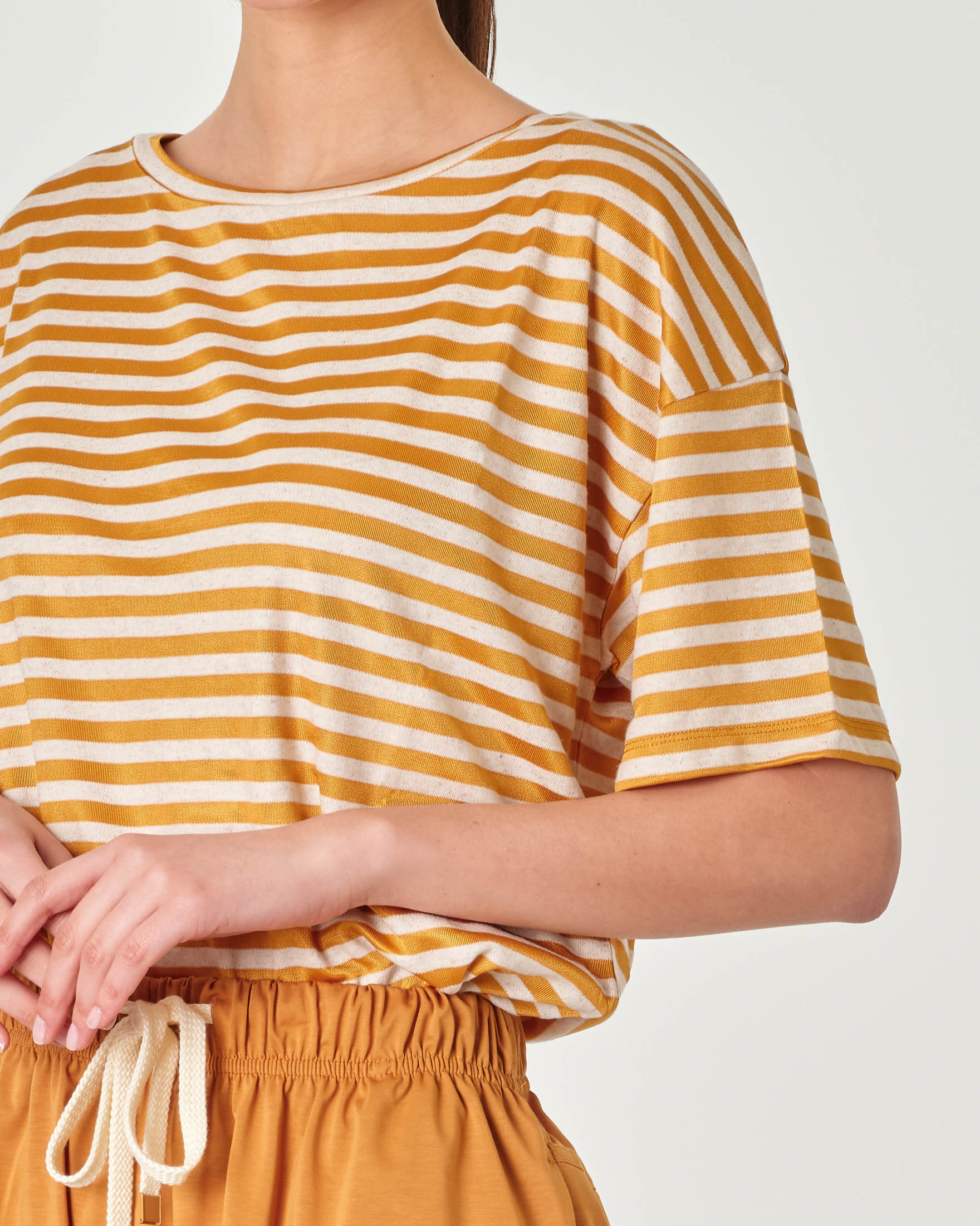 T-shirt in misto viscosa e lino a righe giallo ocra ed ecrù