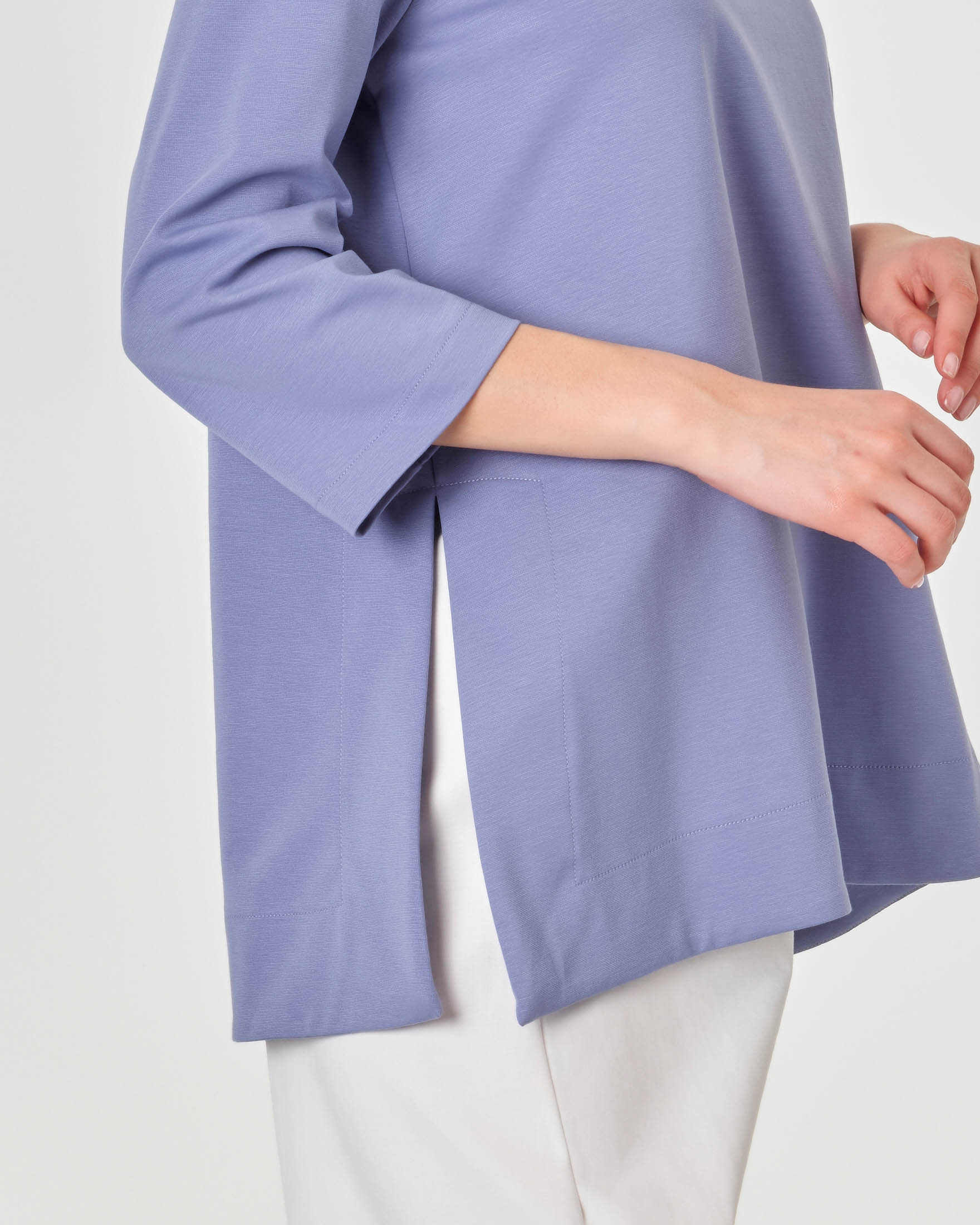 Felpa lunga color avio in jersey di misto cotone svasata al fondo con spacchi laterali