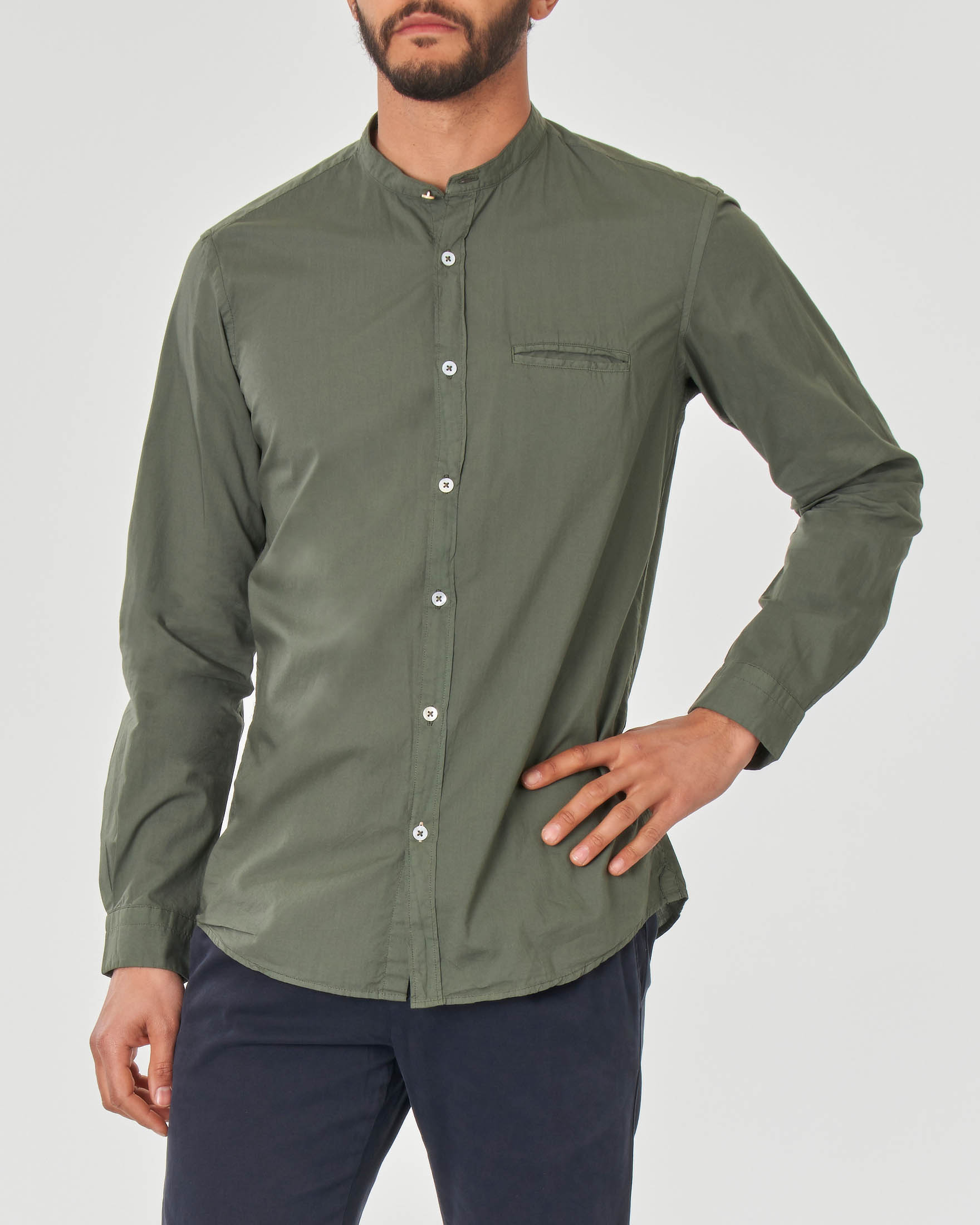 Camicia verde militare in mussola di cotone con collo a coreana e