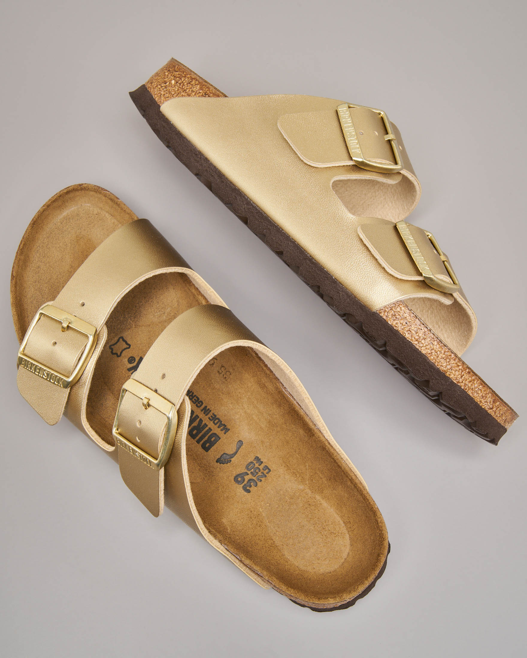 Sandalo Arizona Birkenstock in pelle color oro effetto laminato con doppia fascetta