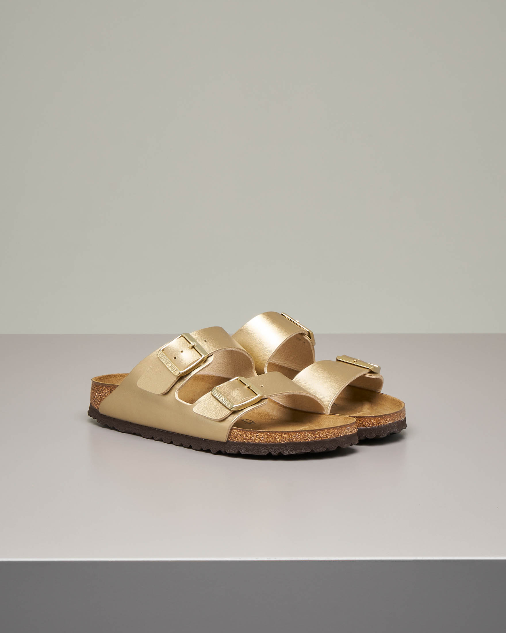Sandalo Arizona Birkenstock in pelle color oro effetto laminato con doppia fascetta