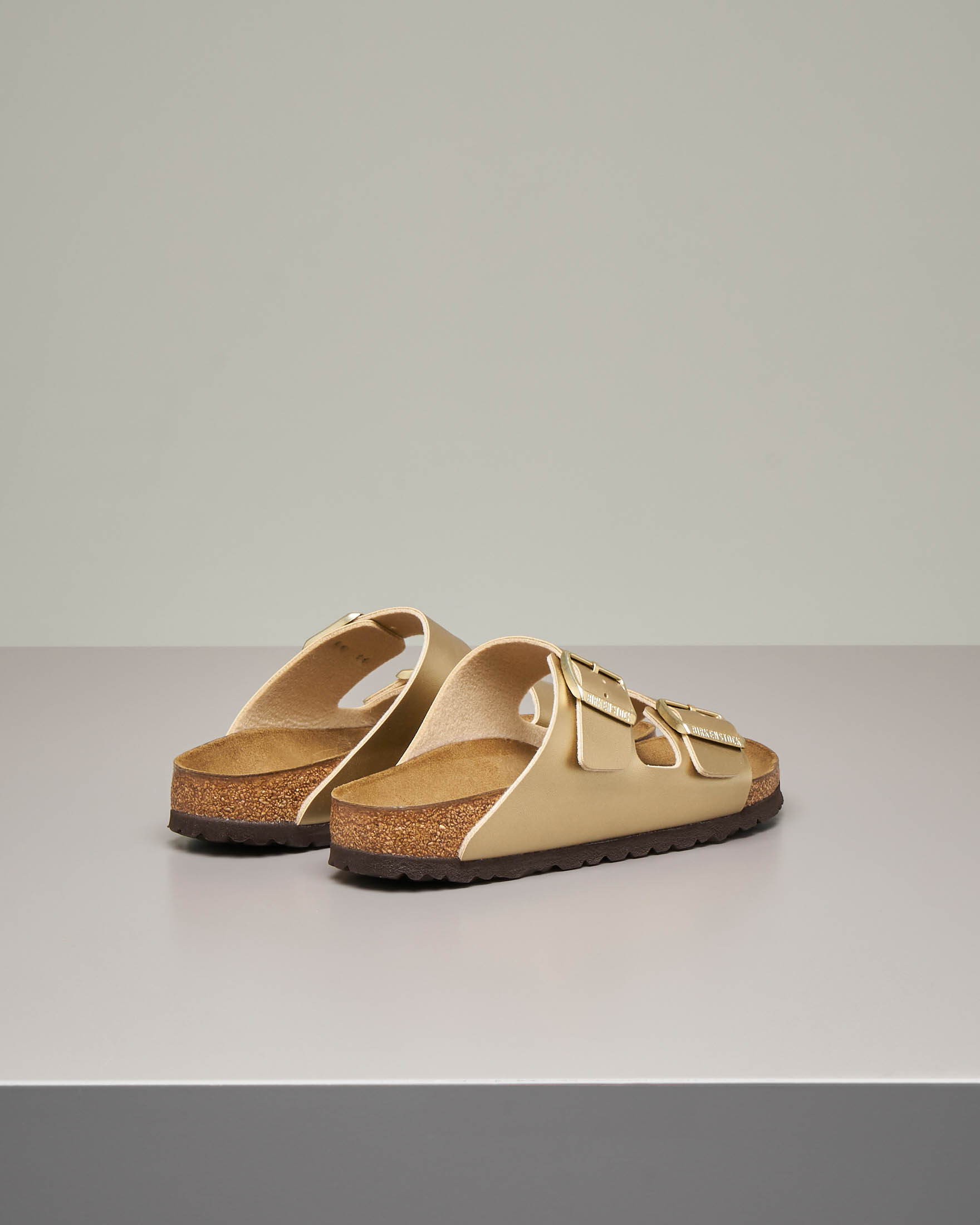 Sandalo Arizona Birkenstock in pelle color oro effetto laminato con doppia fascetta