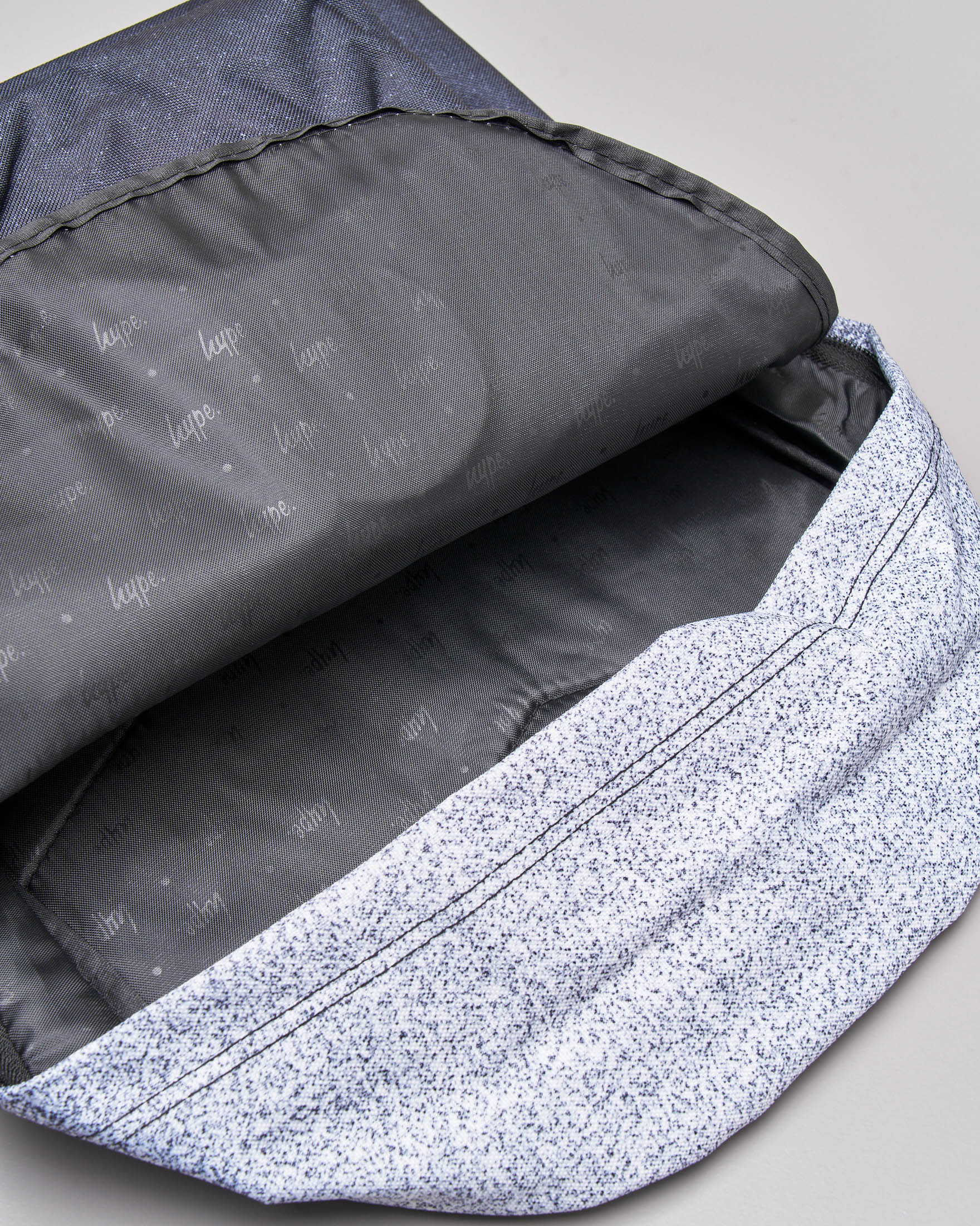 Zainetto in fantasia bianca e nera sfumata image