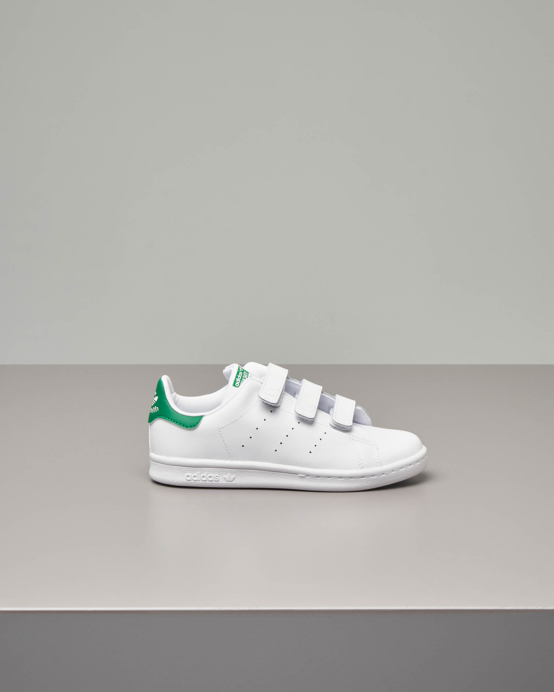 Stan Smith bianca con dettaglio verde e chiusure a strappo 28 35