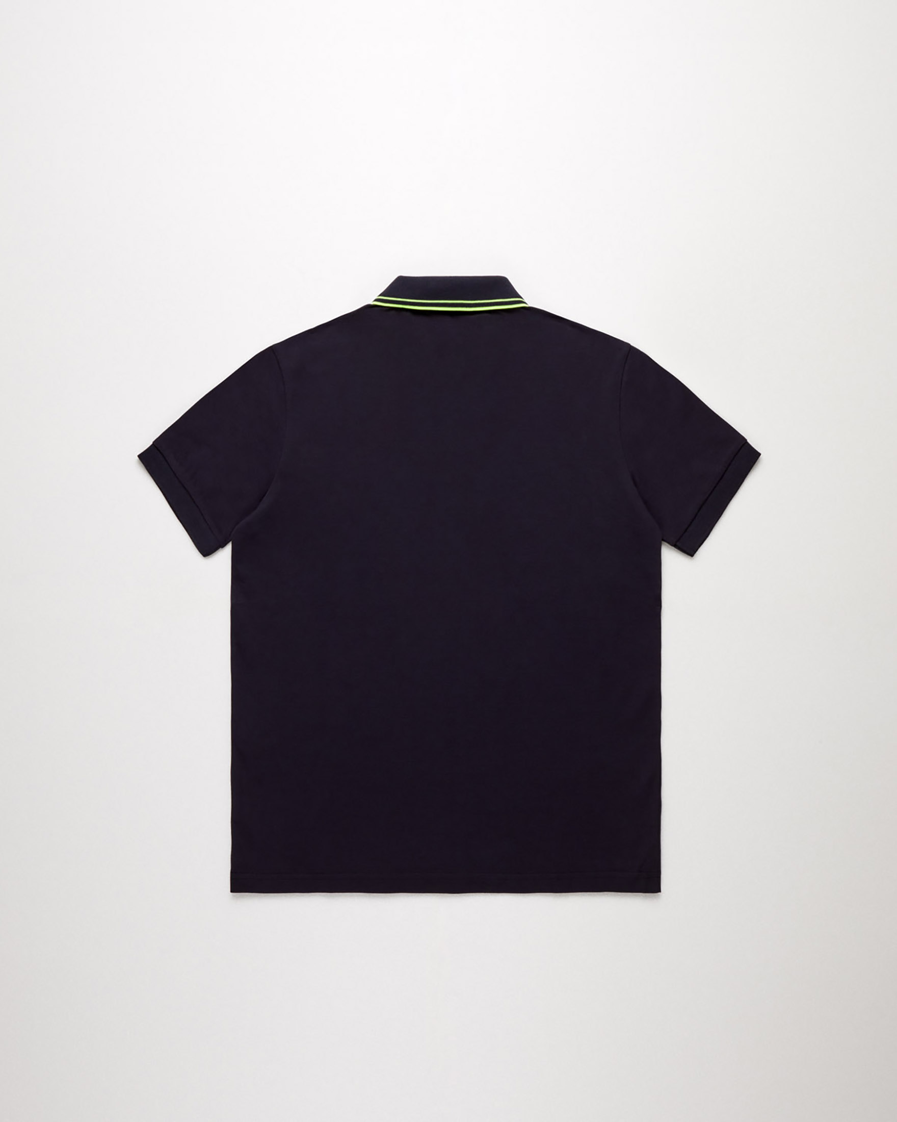 Polo blu mezza manica con abbottonatura coperta e bordino giallo