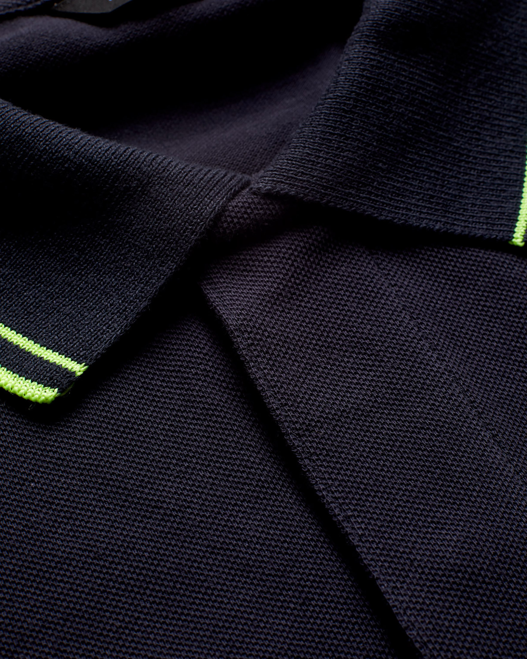 Polo blu mezza manica con abbottonatura coperta e bordino giallo