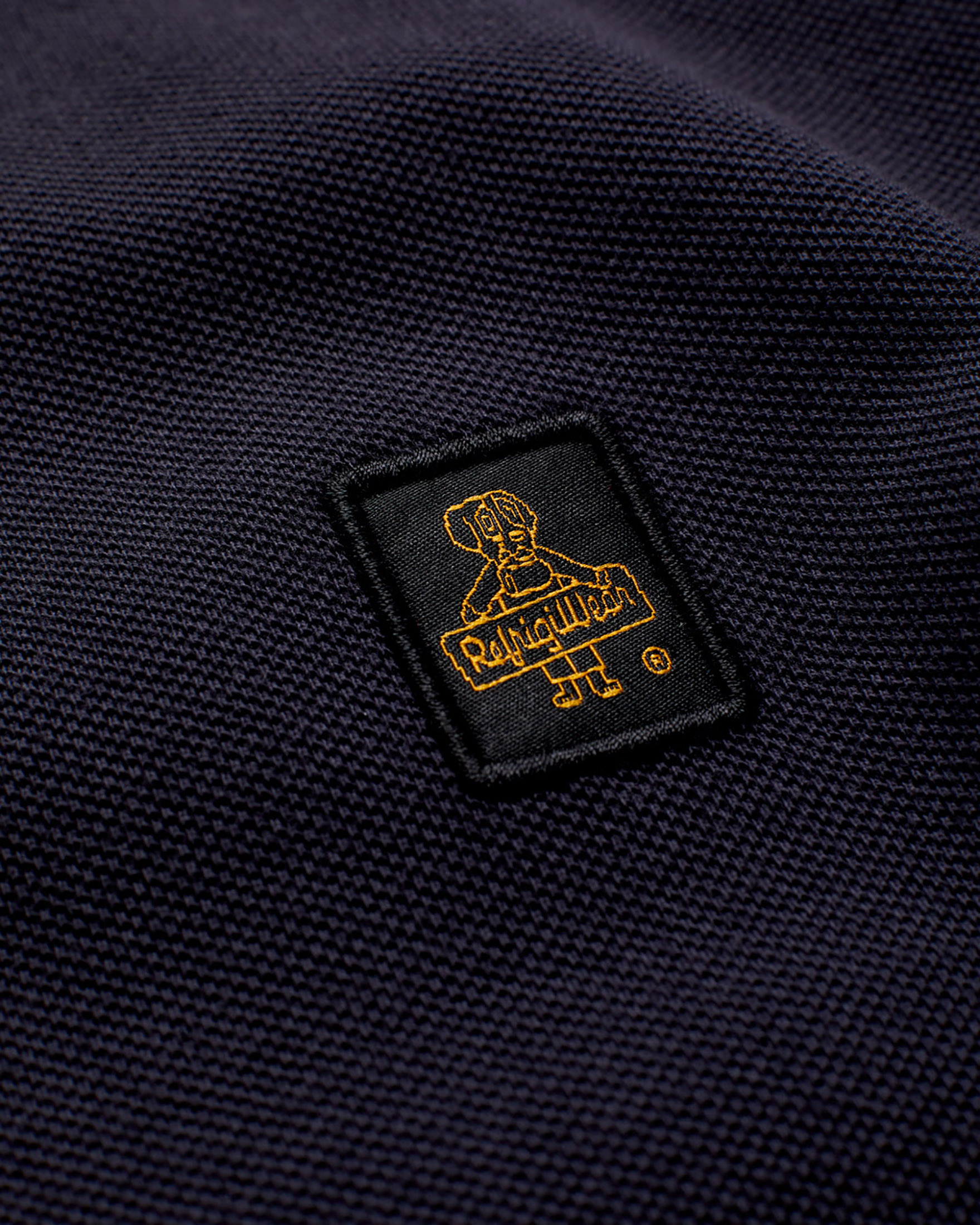 Polo blu mezza manica con abbottonatura coperta e bordino giallo